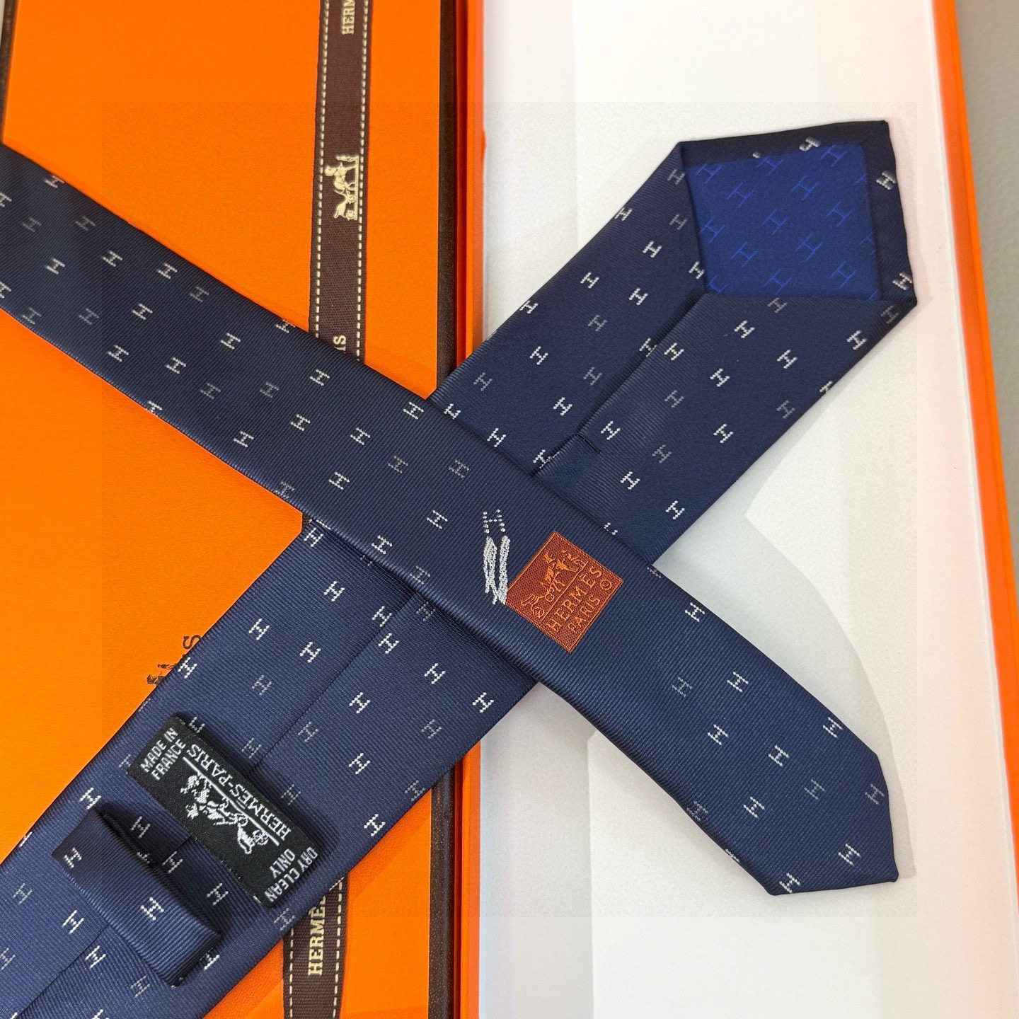🌾 三色，官方同步新款“H”正从银河划过。稀有H家每年都有一千条不同印花的领带面世，从最初的多以几何图案