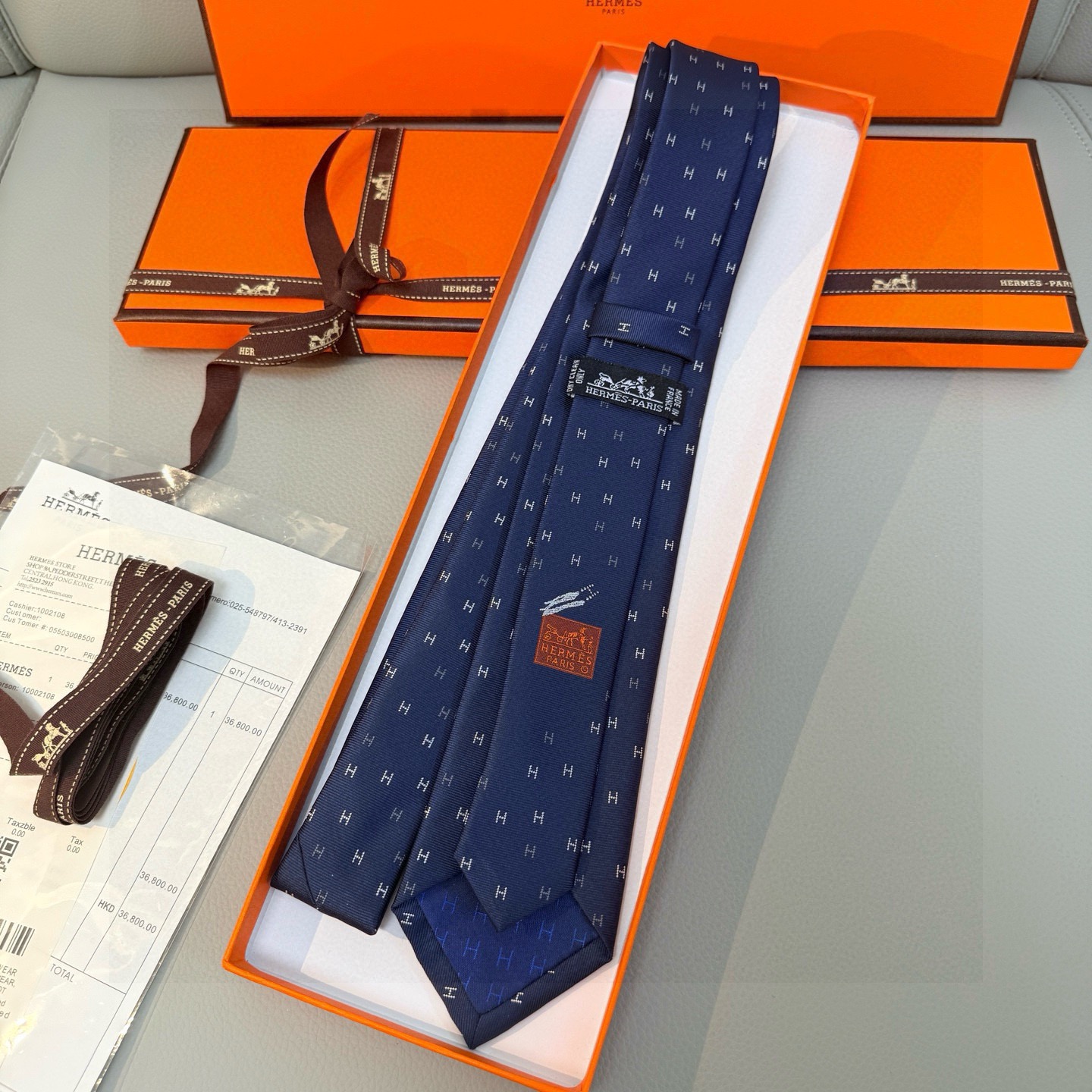 🌾 三色，官方同步新款“H”正从银河划过。稀有H家每年都有一千条不同印花的领带面世，从最初的多以几何图案