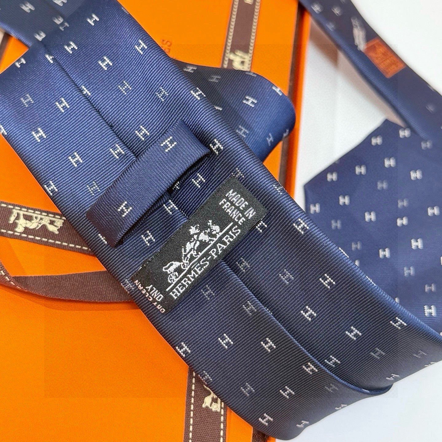 🌾 三色，官方同步新款“H”正从银河划过。稀有H家每年都有一千条不同印花的领带面世，从最初的多以几何图案