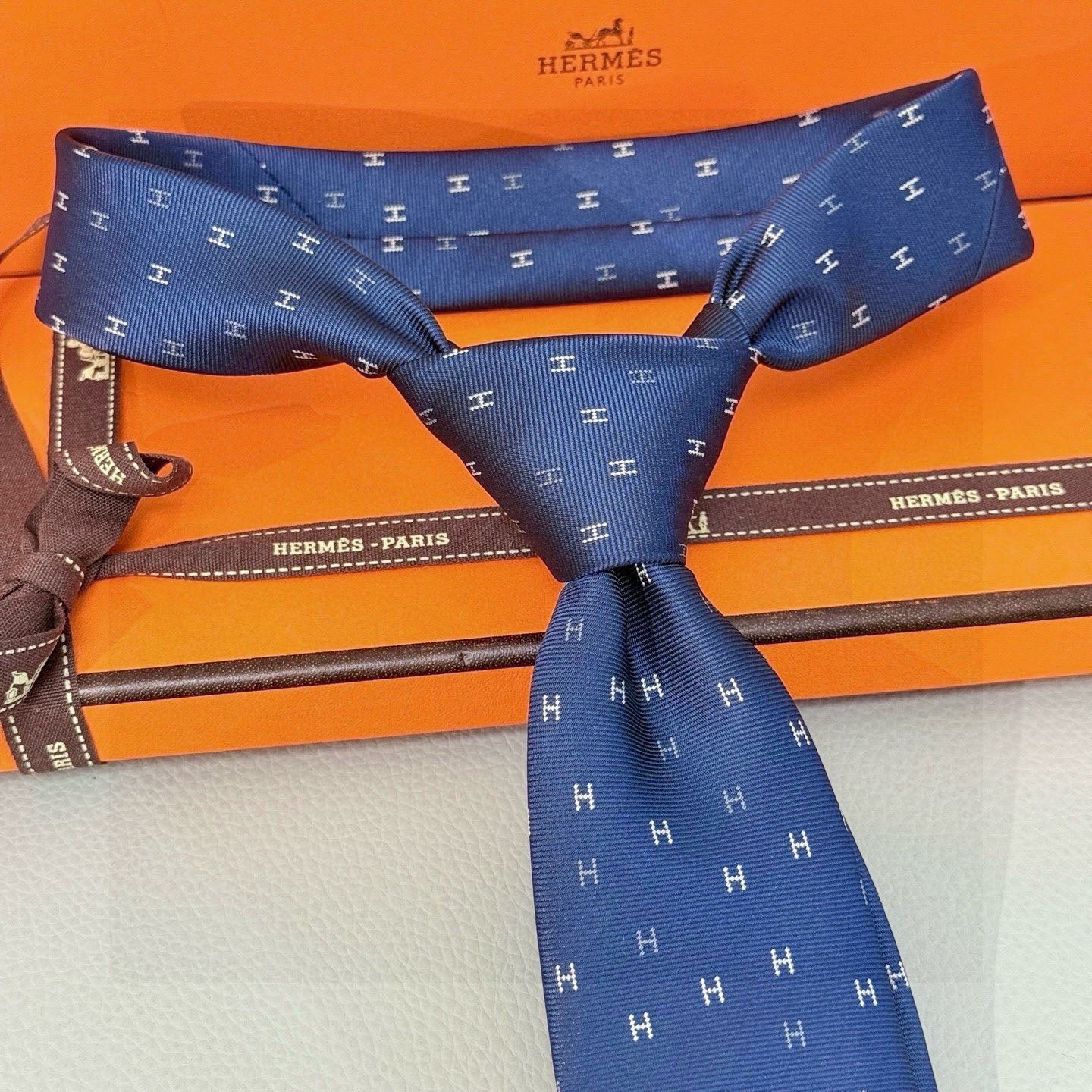 🌾 三色，官方同步新款“H”正从银河划过。稀有H家每年都有一千条不同印花的领带面世，从最初的多以几何图案