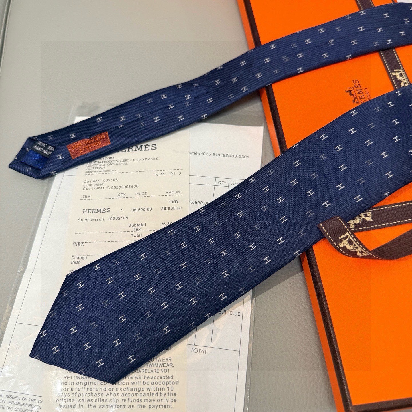 🌾 三色，官方同步新款“H”正从银河划过。稀有H家每年都有一千条不同印花的领带面世，从最初的多以几何图案