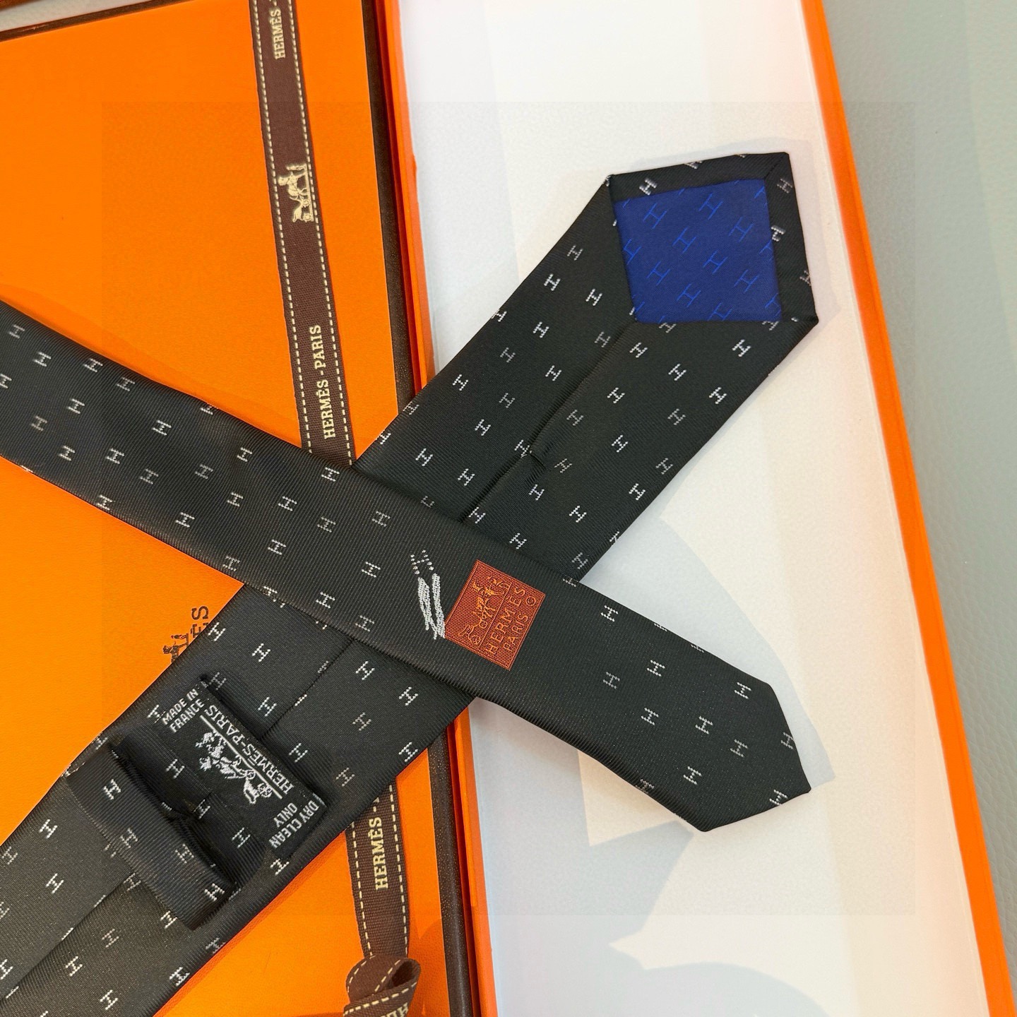 🌾 三色，官方同步新款“H”正从银河划过。稀有H家每年都有一千条不同印花的领带面世，从最初的多以几何图案