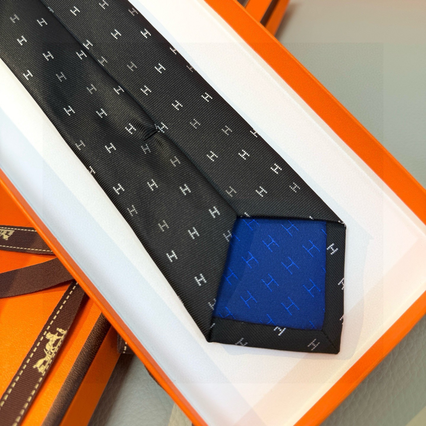🌾 三色，官方同步新款“H”正从银河划过。稀有H家每年都有一千条不同印花的领带面世，从最初的多以几何图案