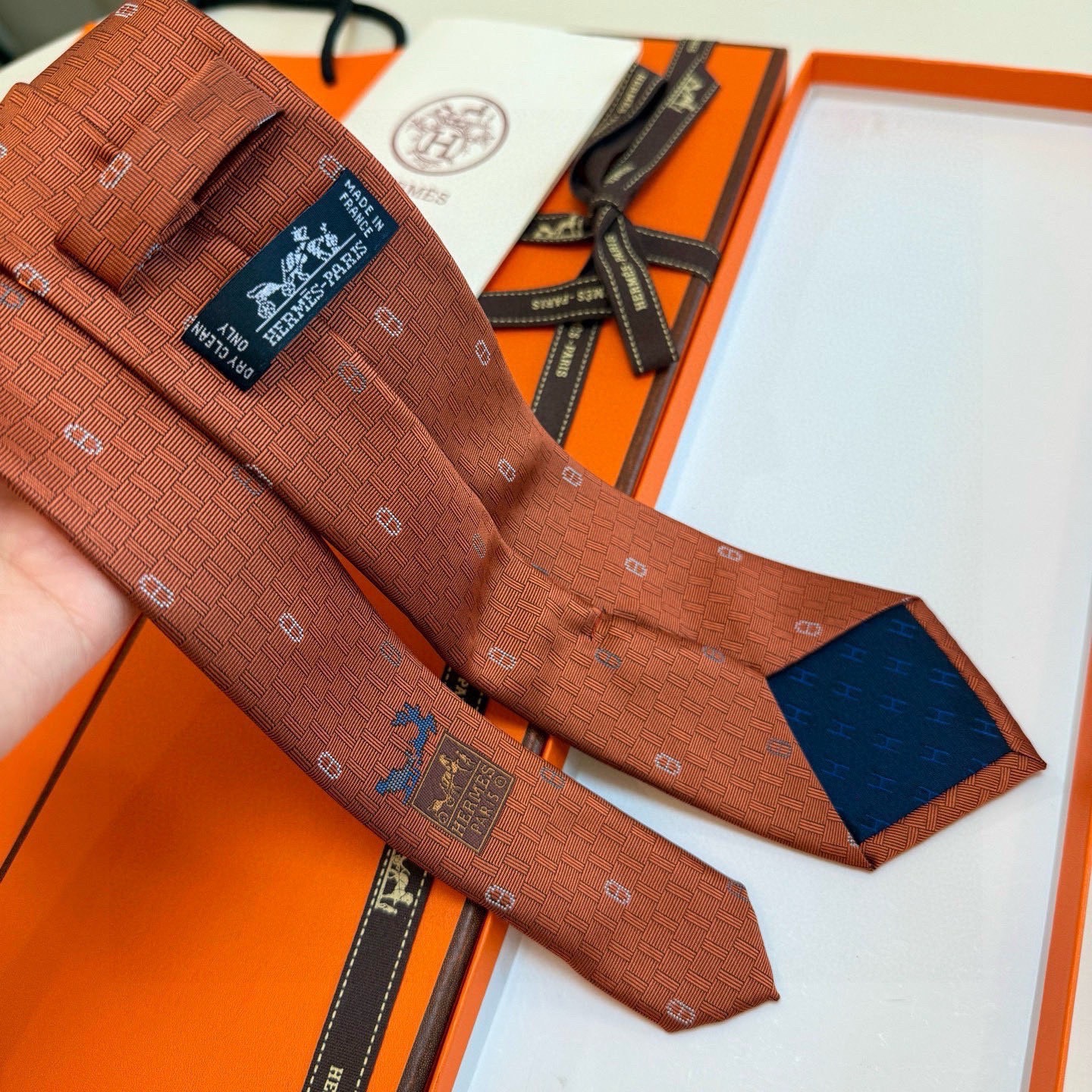 6色到货！🌾 爱马仕官方新款“冬日锚链”领带男士新款领带系列，稀有H家每年都有一千条不同印花的领带面世，