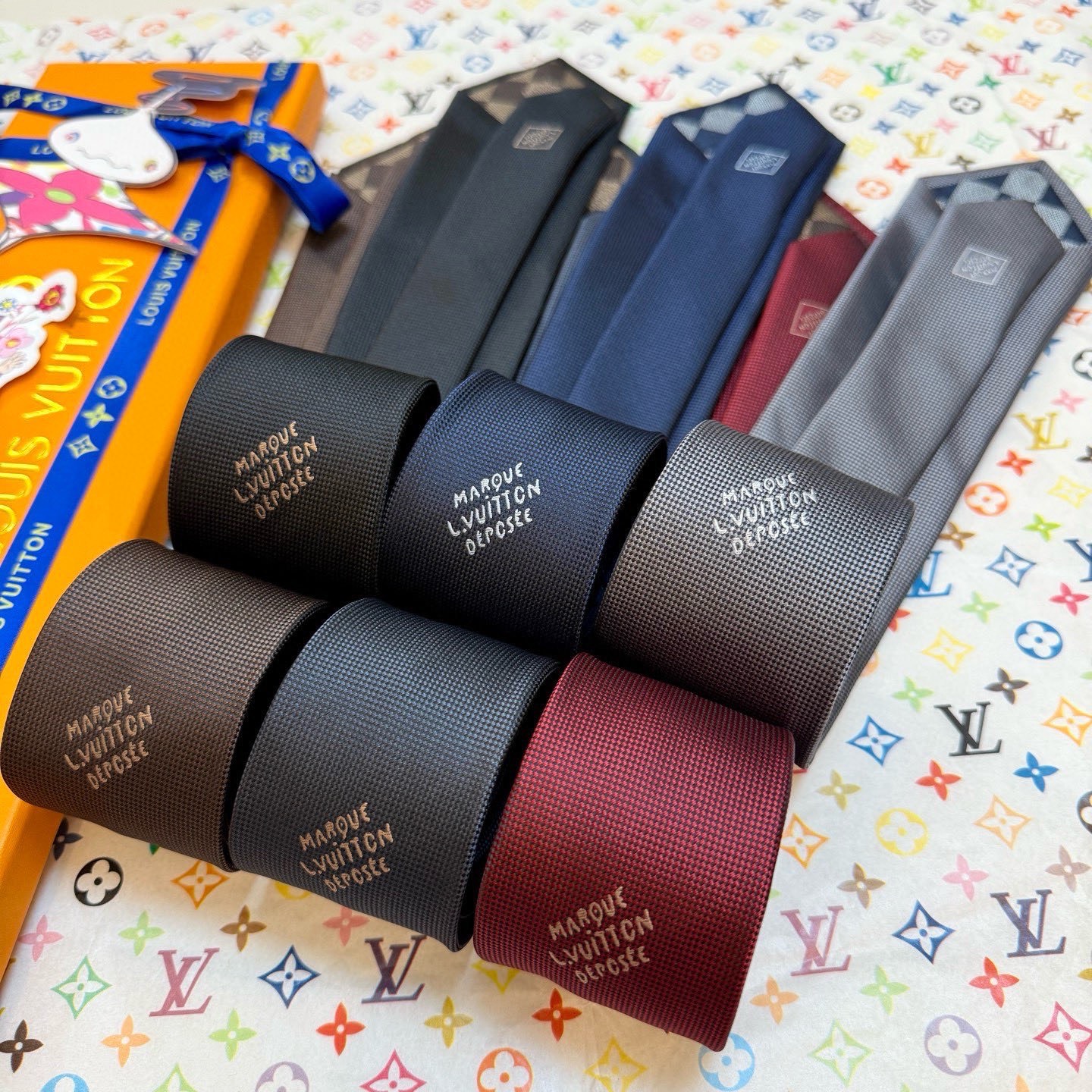 🌾新款Heritage领带 ，LV男士领带系列👔👔，6色，Heritage领带取材细腻桑蚕丝，以简约笔触