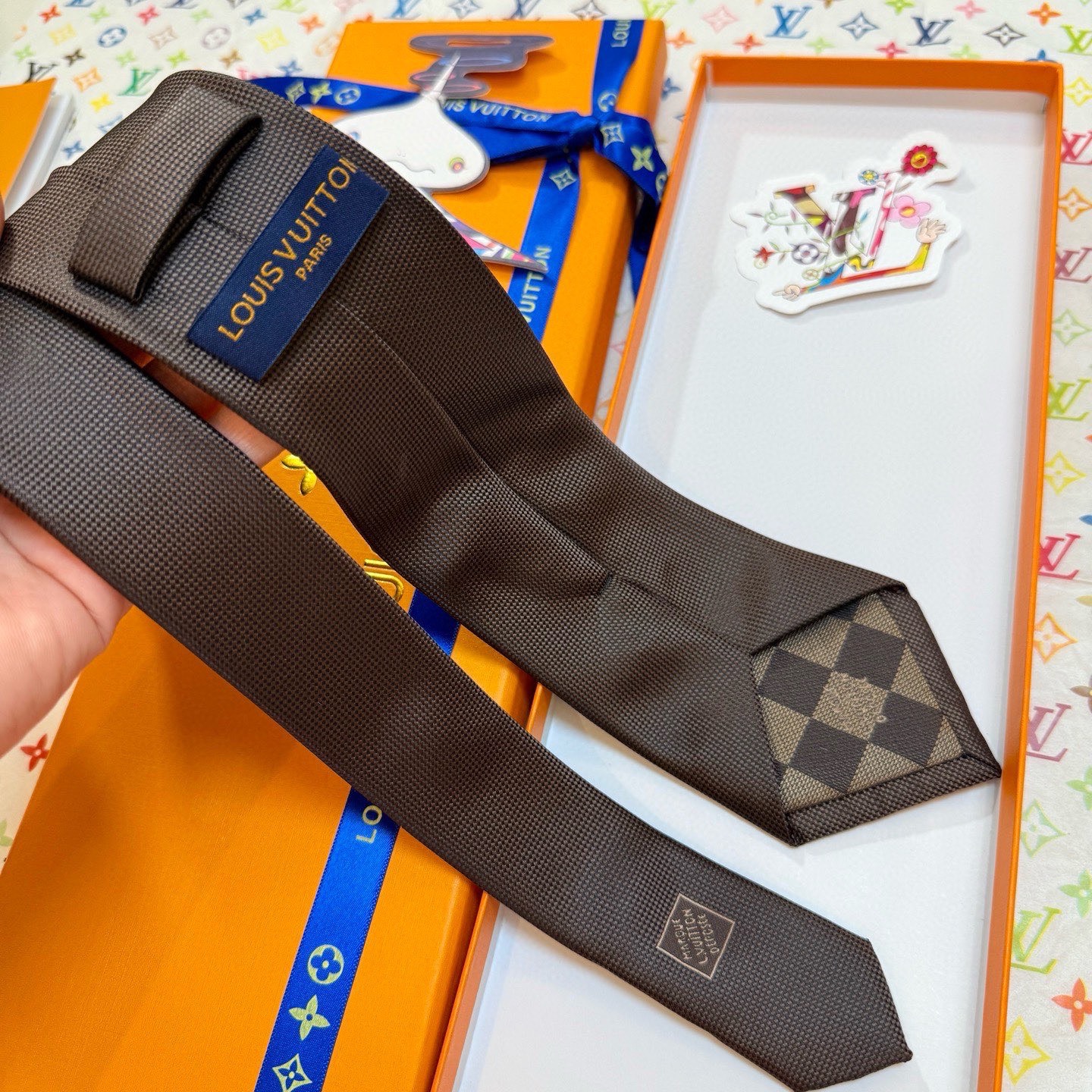 🌾新款Heritage领带 ，LV男士领带系列👔👔，6色，Heritage领带取材细腻桑蚕丝，以简约笔触