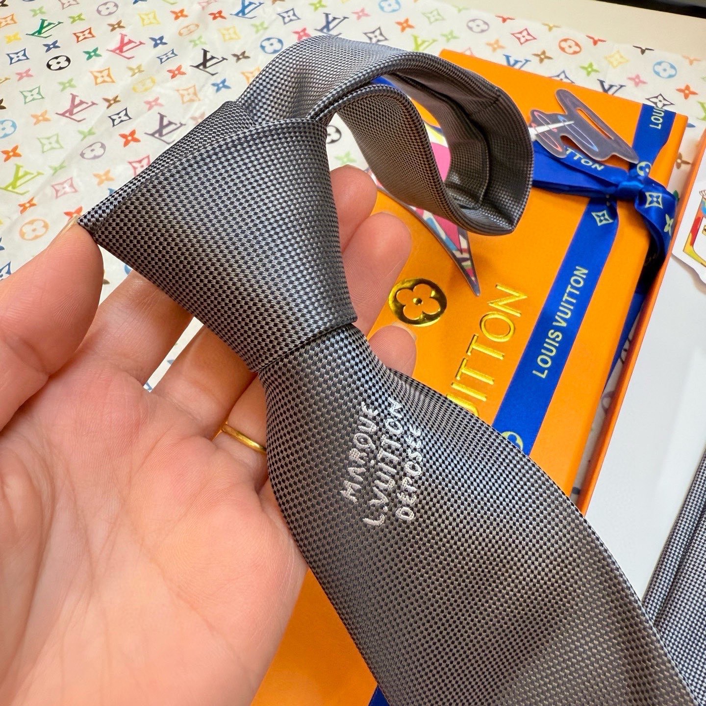 🌾新款Heritage领带 ，LV男士领带系列👔👔，6色，Heritage领带取材细腻桑蚕丝，以简约笔触