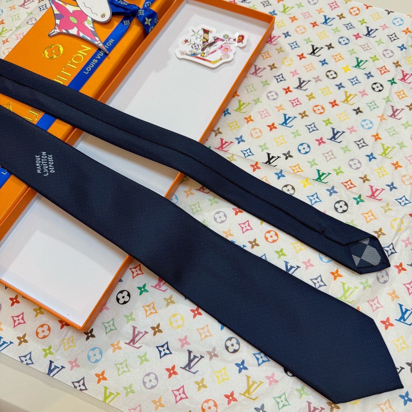 🌾新款Heritage领带 ，LV男士领带系列👔👔，6色，Heritage领带取材细腻桑蚕丝，以简约笔触