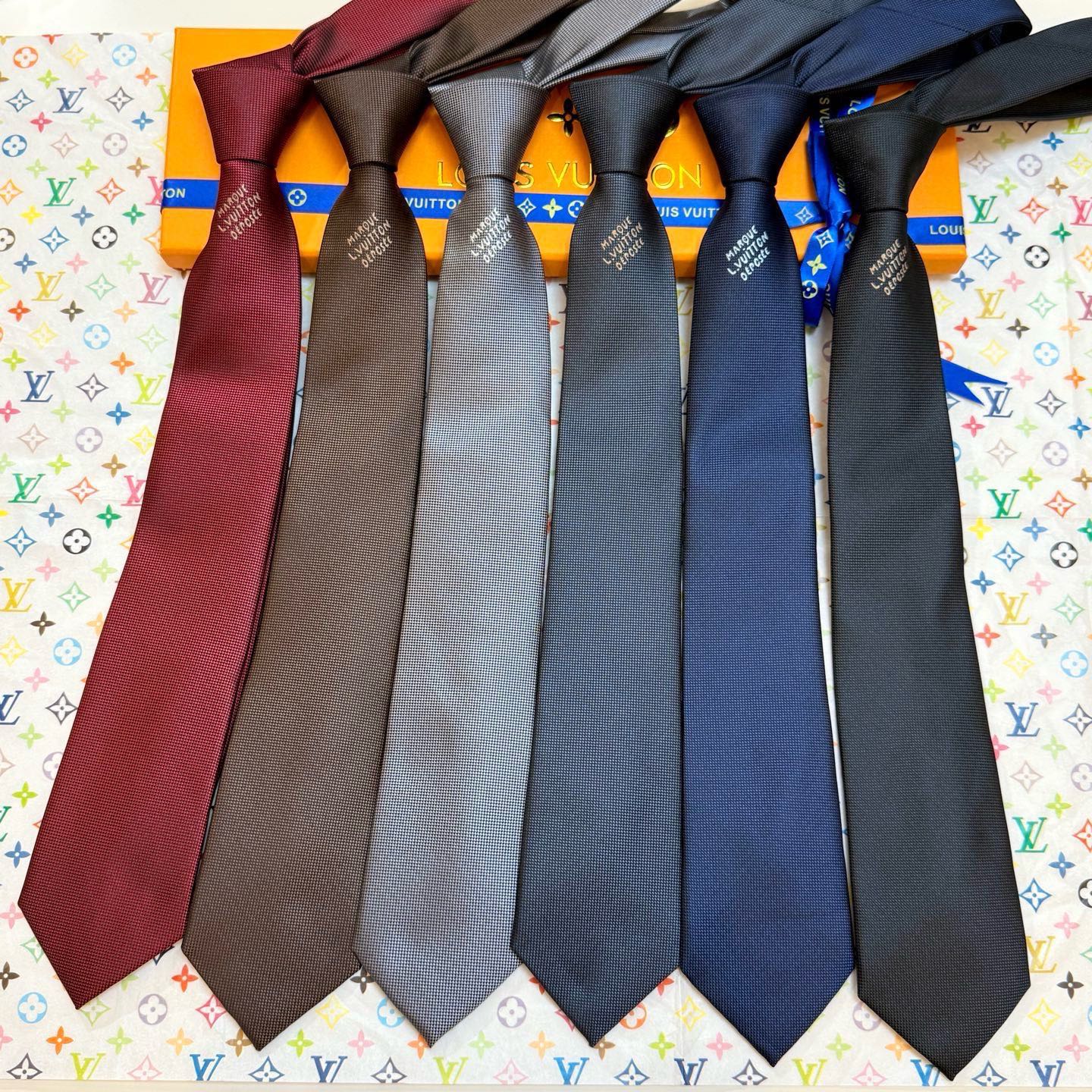 🌾新款Heritage领带 ，LV男士领带系列👔👔，6色，Heritage领带取材细腻桑蚕丝，以简约笔触