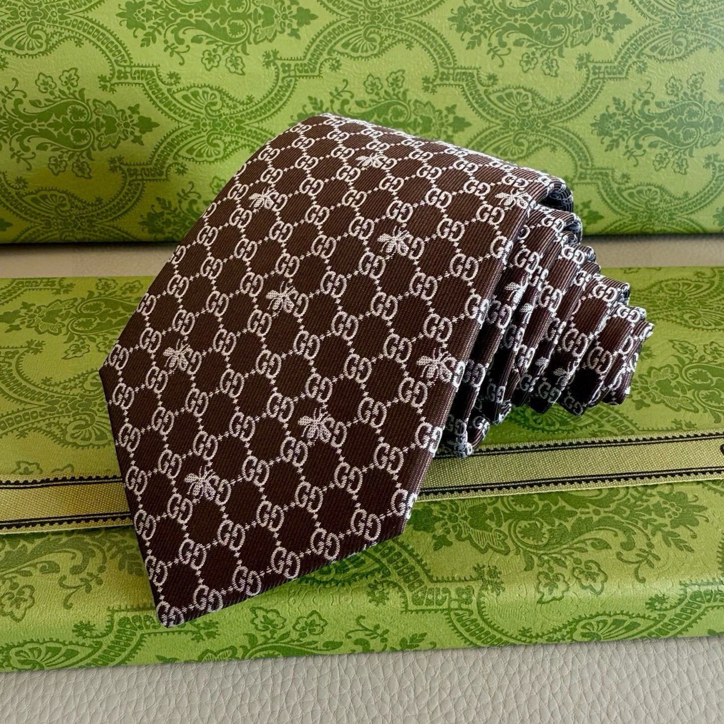🌾古奇男士领带【GG和蜜蜂领带】👔👔，稀有采用经典小G LOGO提花展现精湛手工与时尚优雅的理想选择，这
