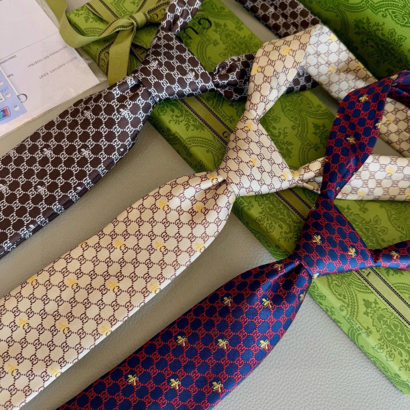 🌾古奇男士领带【GG和蜜蜂领带】👔👔，稀有采用经典小G LOGO提花展现精湛手工与时尚优雅的理想选择，这