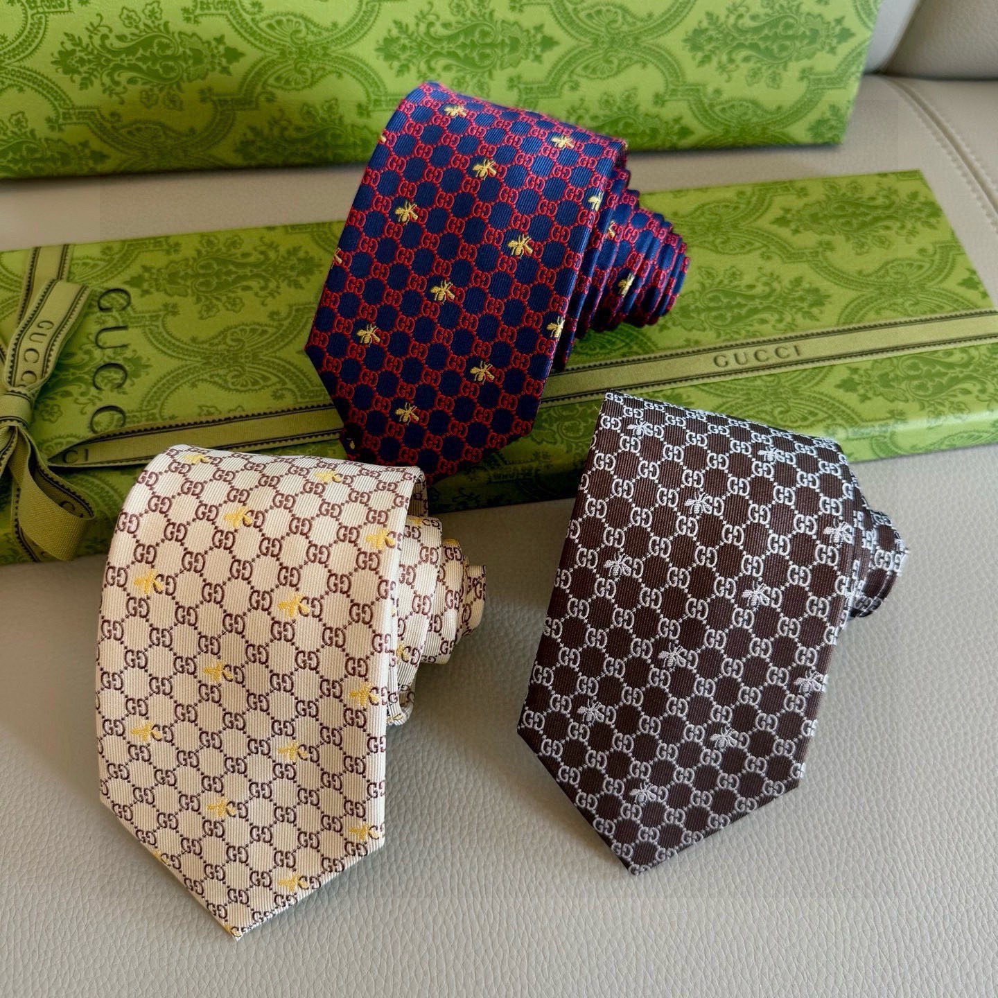 🌾古奇男士领带【GG和蜜蜂领带】👔👔，稀有采用经典小G LOGO提花展现精湛手工与时尚优雅的理想选择，这
