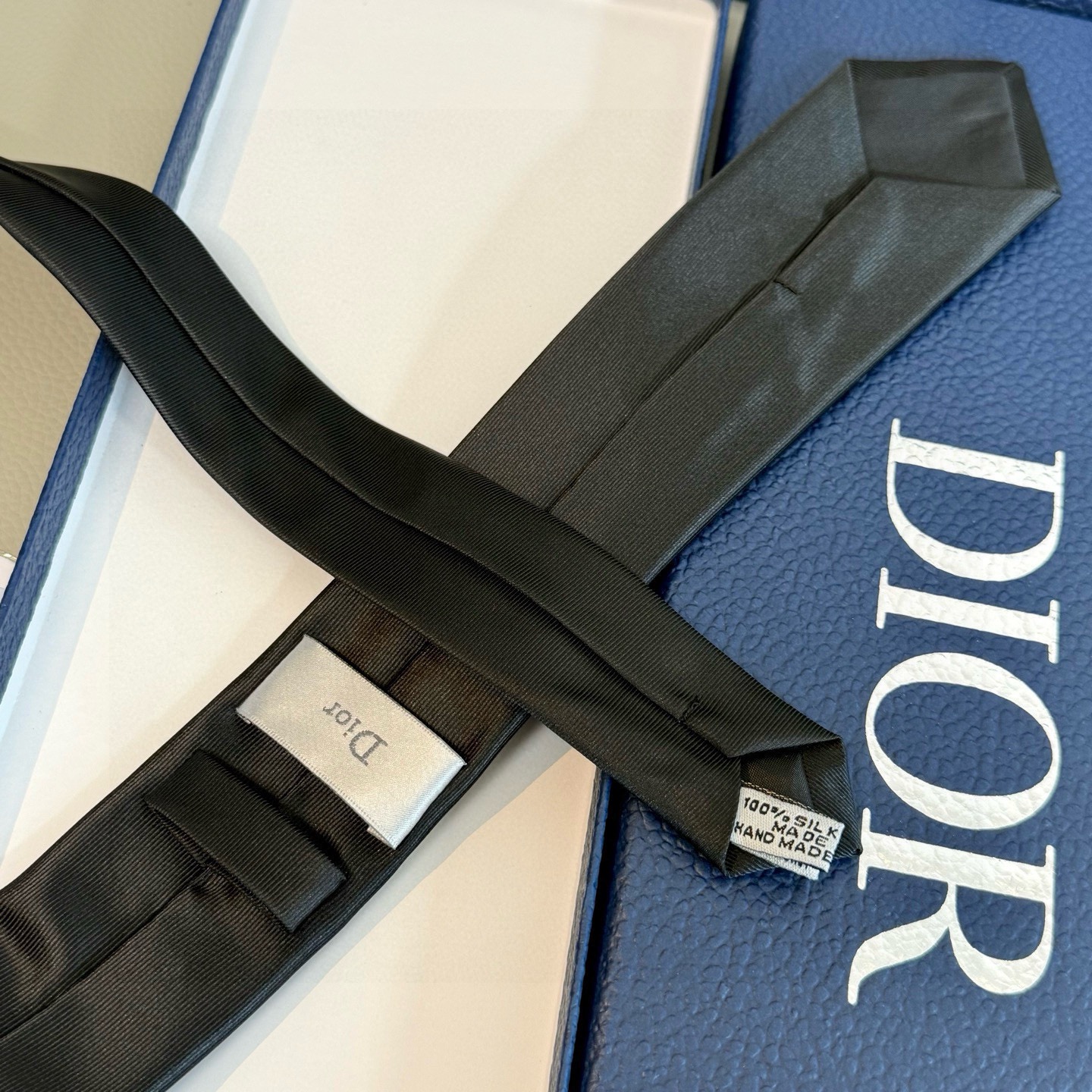 🌾爆款到👏👏新款迪奥领带 👔👔Dior男士稀有😻😻展现精湛手工与时尚优雅的理想选择，这款采用DO家最经典