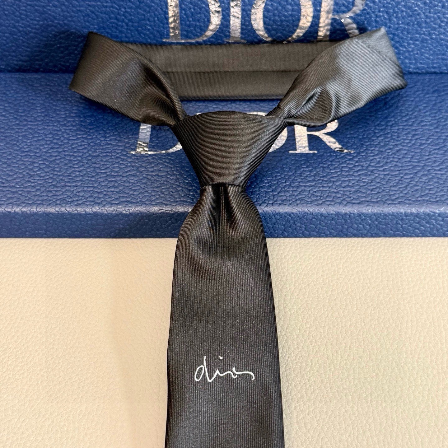 🌾爆款到👏👏新款迪奥领带 👔👔Dior男士稀有😻😻展现精湛手工与时尚优雅的理想选择，这款采用DO家最经典