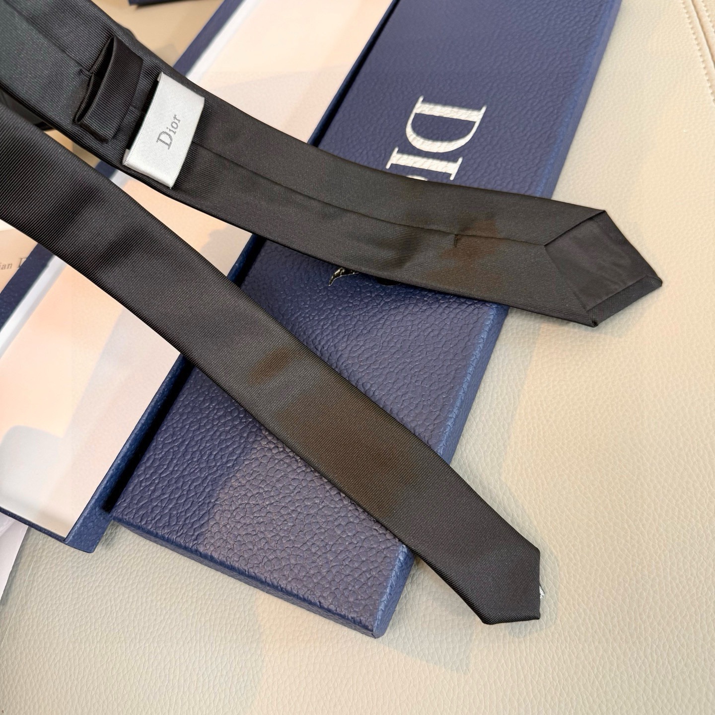 🌾爆款到👏👏新款迪奥领带 👔👔Dior男士稀有😻😻展现精湛手工与时尚优雅的理想选择，这款采用DO家最经典