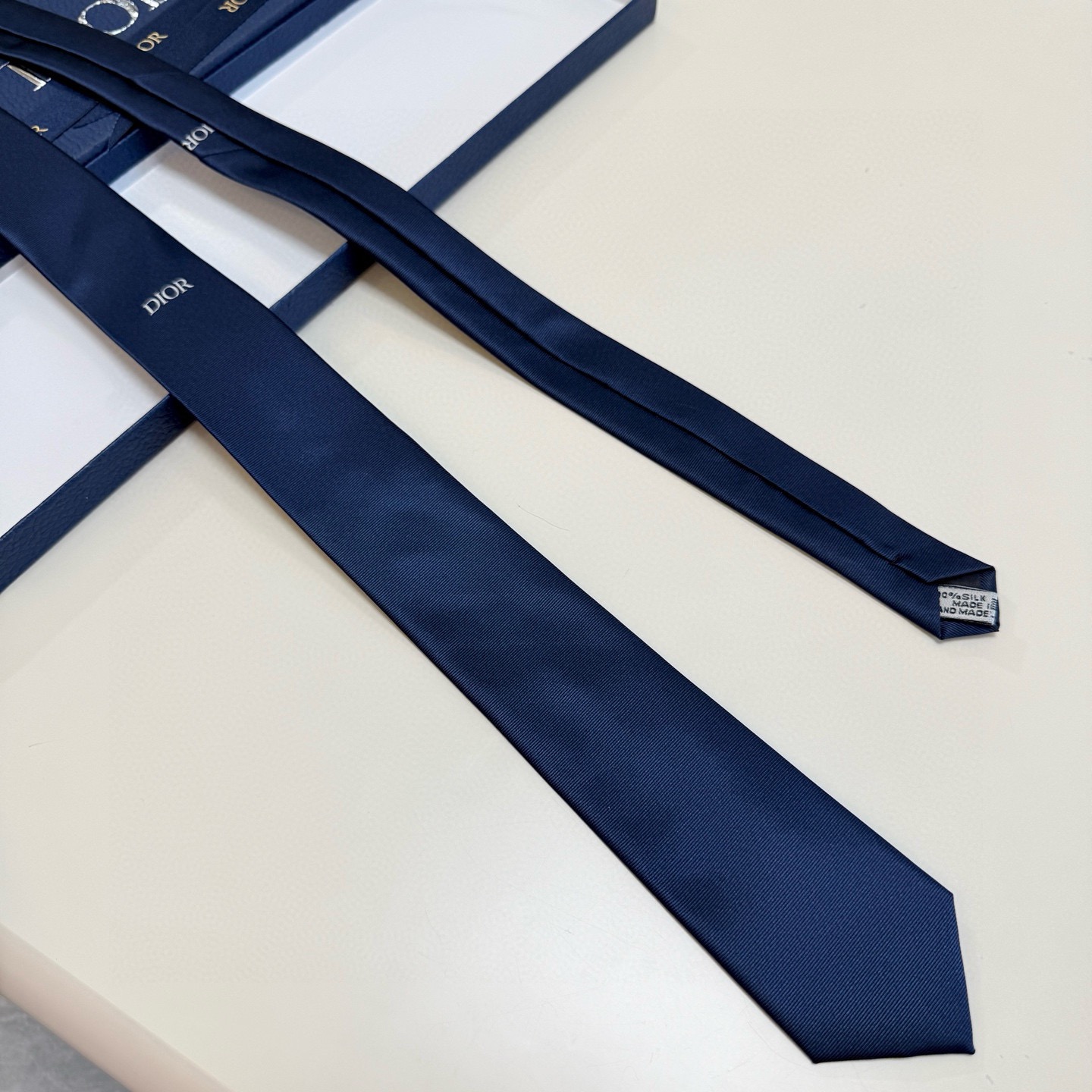 🌾爆款到👏👏新款迪奥领带 👔👔Dior男士稀有😻😻展现精湛手工与时尚优雅的理想选择，这款采用DO家最经典