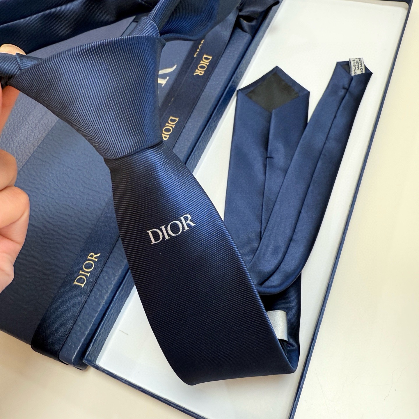 🌾爆款到👏👏新款迪奥领带 👔👔Dior男士稀有😻😻展现精湛手工与时尚优雅的理想选择，这款采用DO家最经典