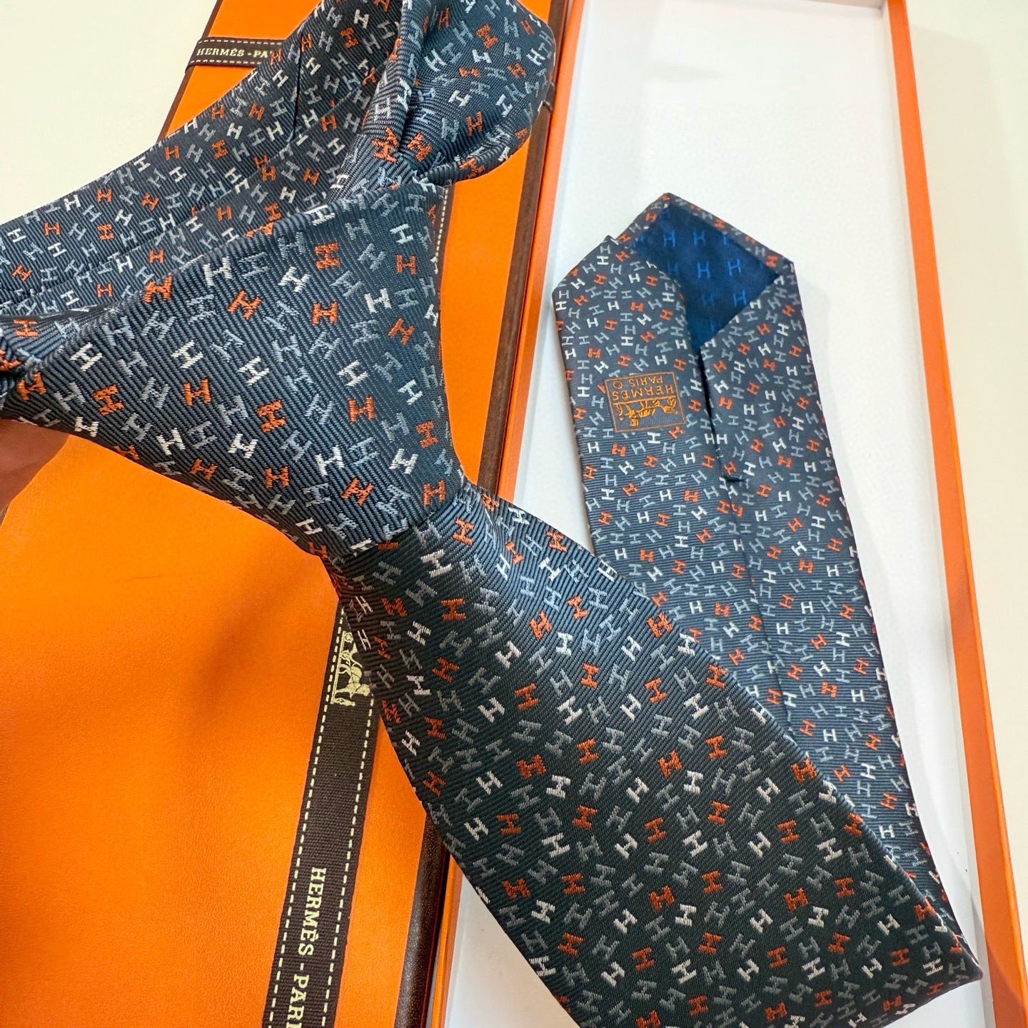 🌾男士新款领带系列【H彩色字母领带】👔👔，稀有H家每年都有一千条不同印花的领带面世，从最初的多以几何图案