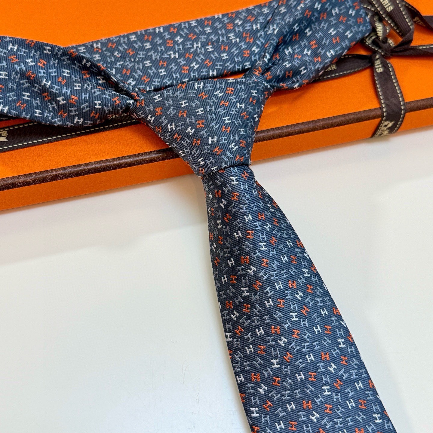 🌾男士新款领带系列【H彩色字母领带】👔👔，稀有H家每年都有一千条不同印花的领带面世，从最初的多以几何图案