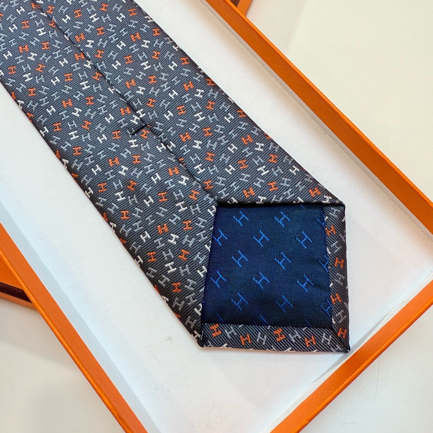 🌾男士新款领带系列【H彩色字母领带】👔👔，稀有H家每年都有一千条不同印花的领带面世，从最初的多以几何图案
