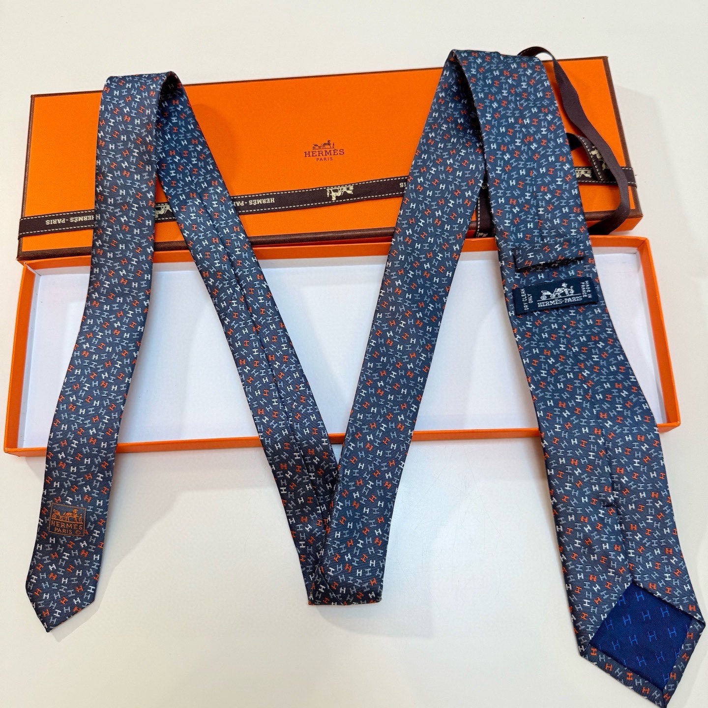 🌾男士新款领带系列【H彩色字母领带】👔👔，稀有H家每年都有一千条不同印花的领带面世，从最初的多以几何图案