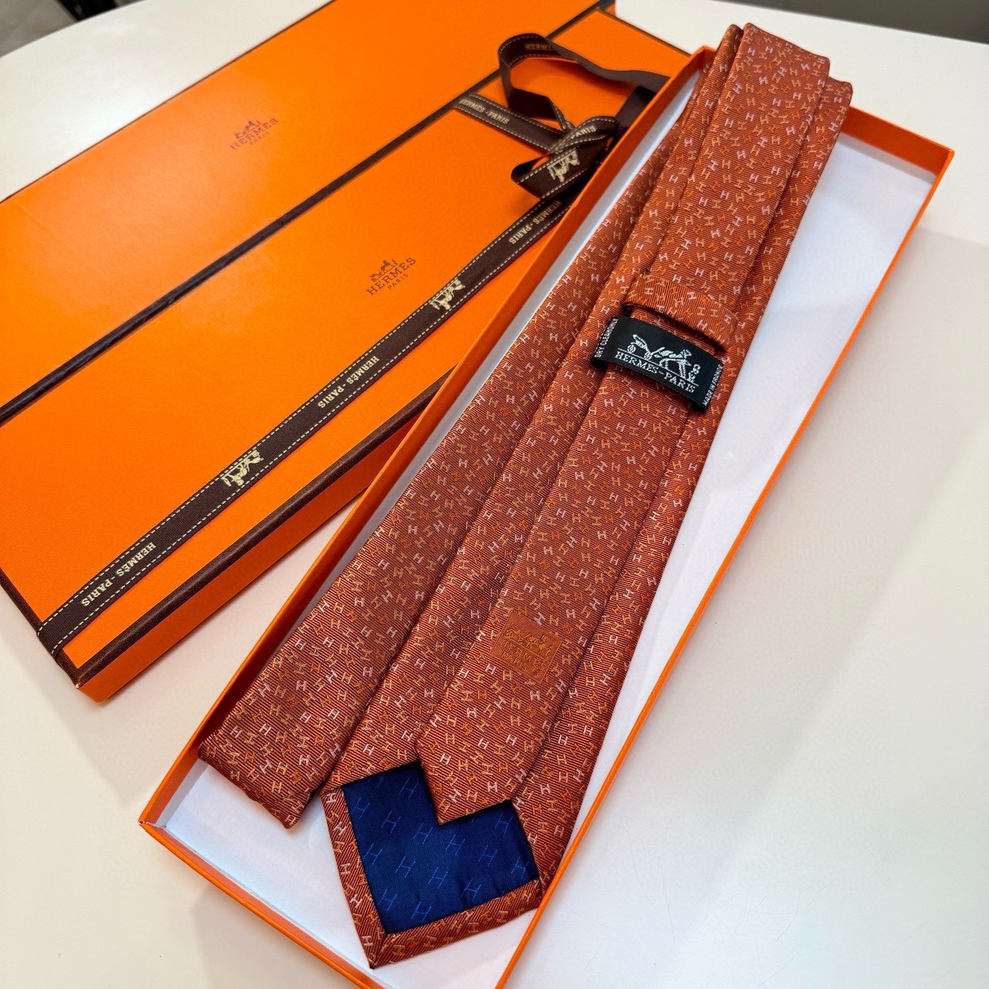 🌾男士新款领带系列【H彩色字母领带】👔👔，稀有H家每年都有一千条不同印花的领带面世，从最初的多以几何图案