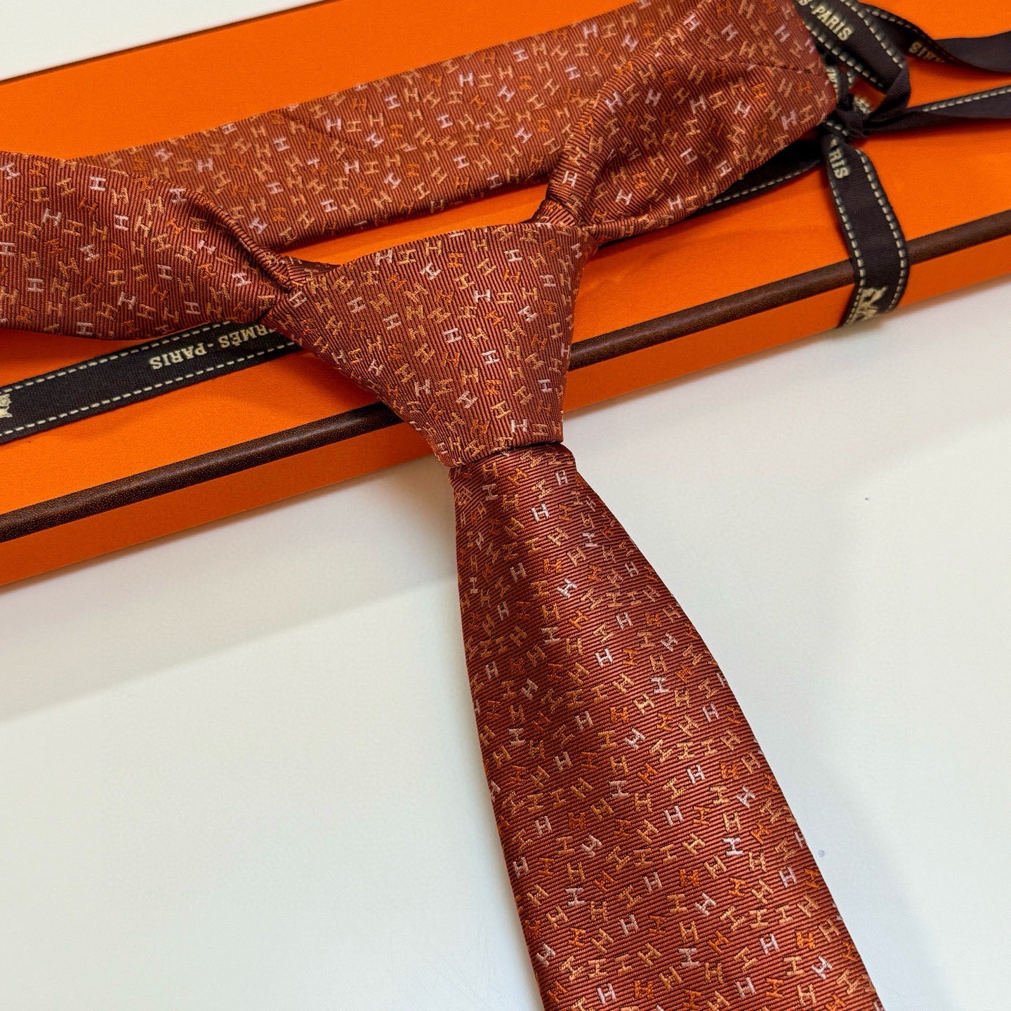 🌾男士新款领带系列【H彩色字母领带】👔👔，稀有H家每年都有一千条不同印花的领带面世，从最初的多以几何图案