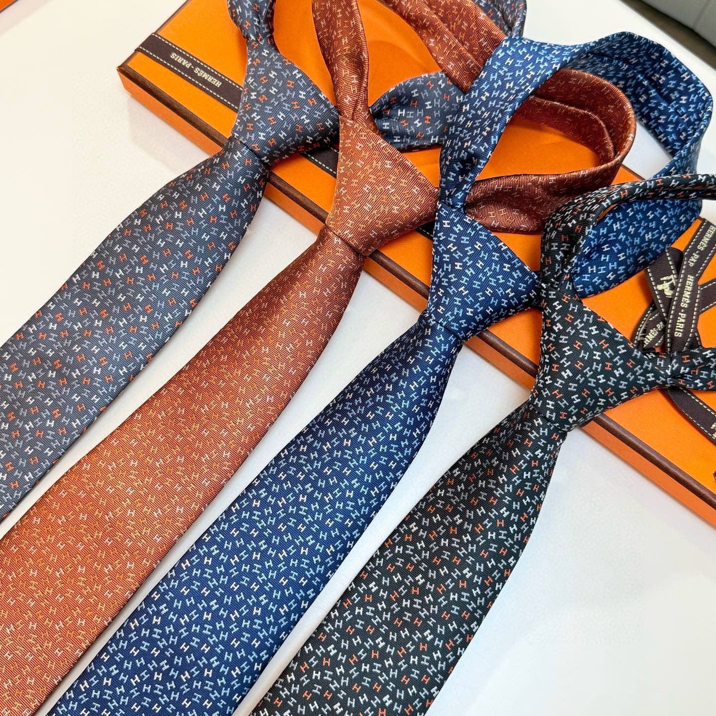 🌾男士新款领带系列【H彩色字母领带】👔👔，稀有H家每年都有一千条不同印花的领带面世，从最初的多以几何图案