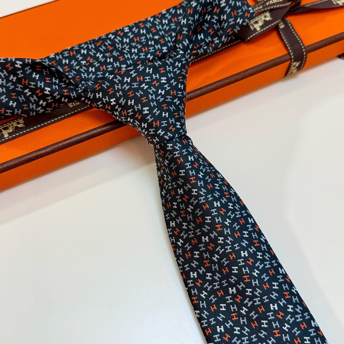 🌾男士新款领带系列【H彩色字母领带】👔👔，稀有H家每年都有一千条不同印花的领带面世，从最初的多以几何图案