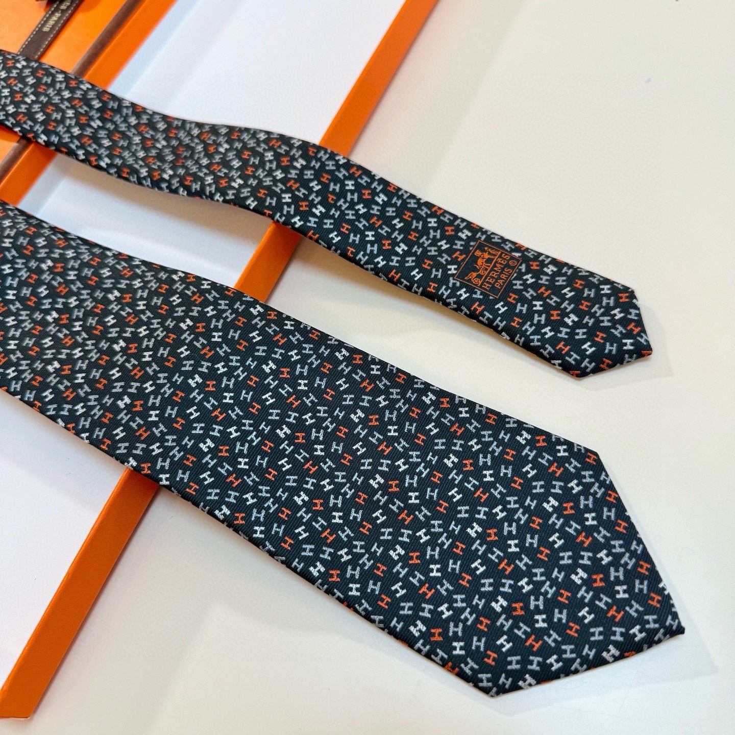 🌾男士新款领带系列【H彩色字母领带】👔👔，稀有H家每年都有一千条不同印花的领带面世，从最初的多以几何图案