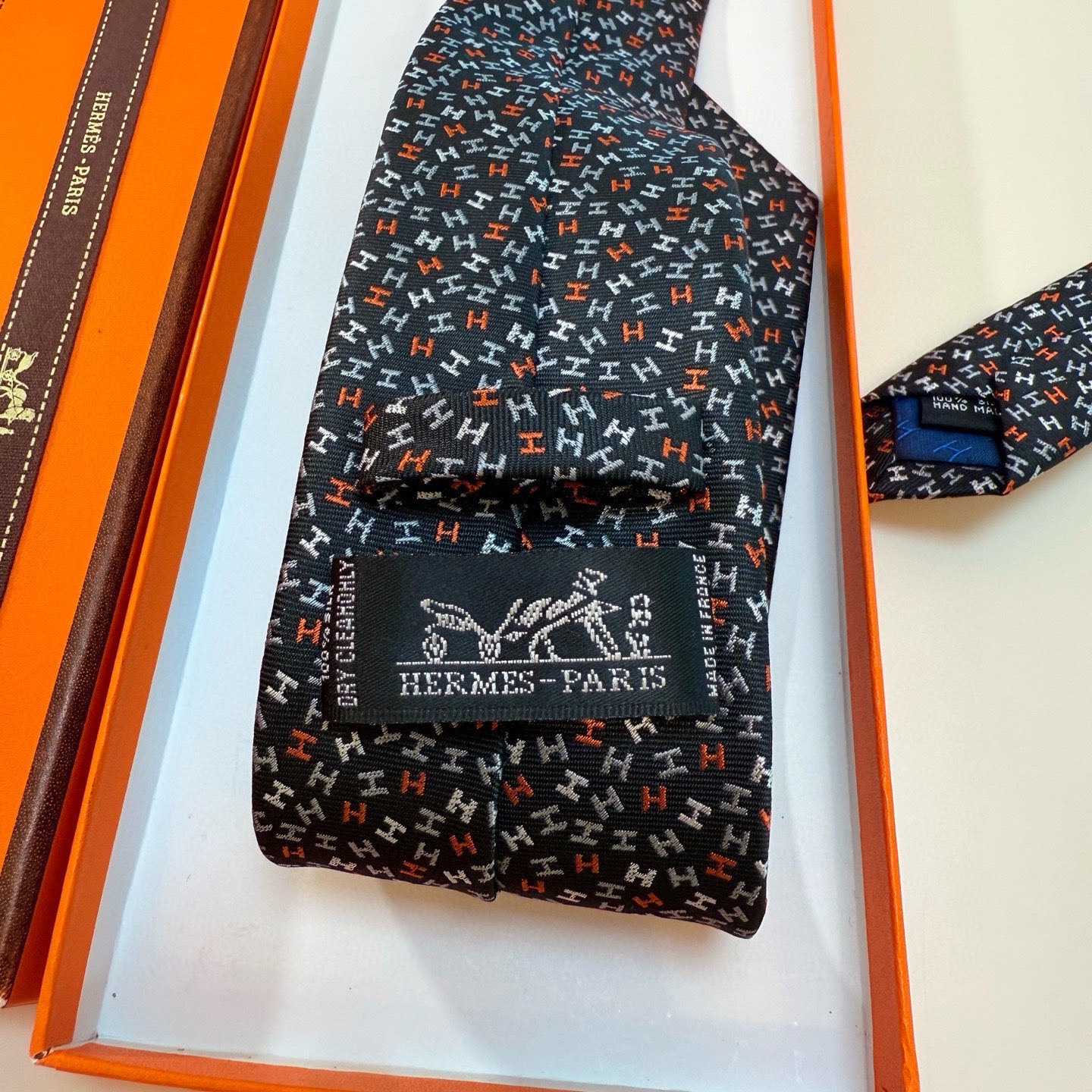 🌾男士新款领带系列【H彩色字母领带】👔👔，稀有H家每年都有一千条不同印花的领带面世，从最初的多以几何图案