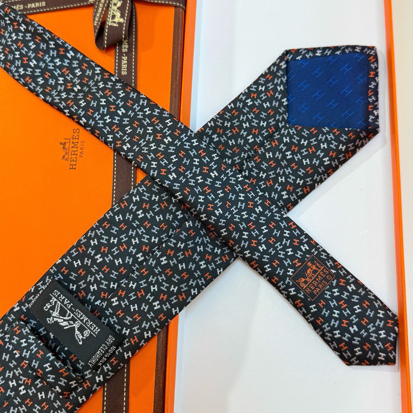 🌾男士新款领带系列【H彩色字母领带】👔👔，稀有H家每年都有一千条不同印花的领带面世，从最初的多以几何图案
