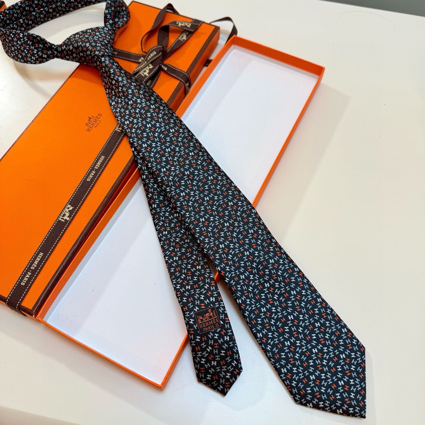 🌾男士新款领带系列【H彩色字母领带】👔👔，稀有H家每年都有一千条不同印花的领带面世，从最初的多以几何图案