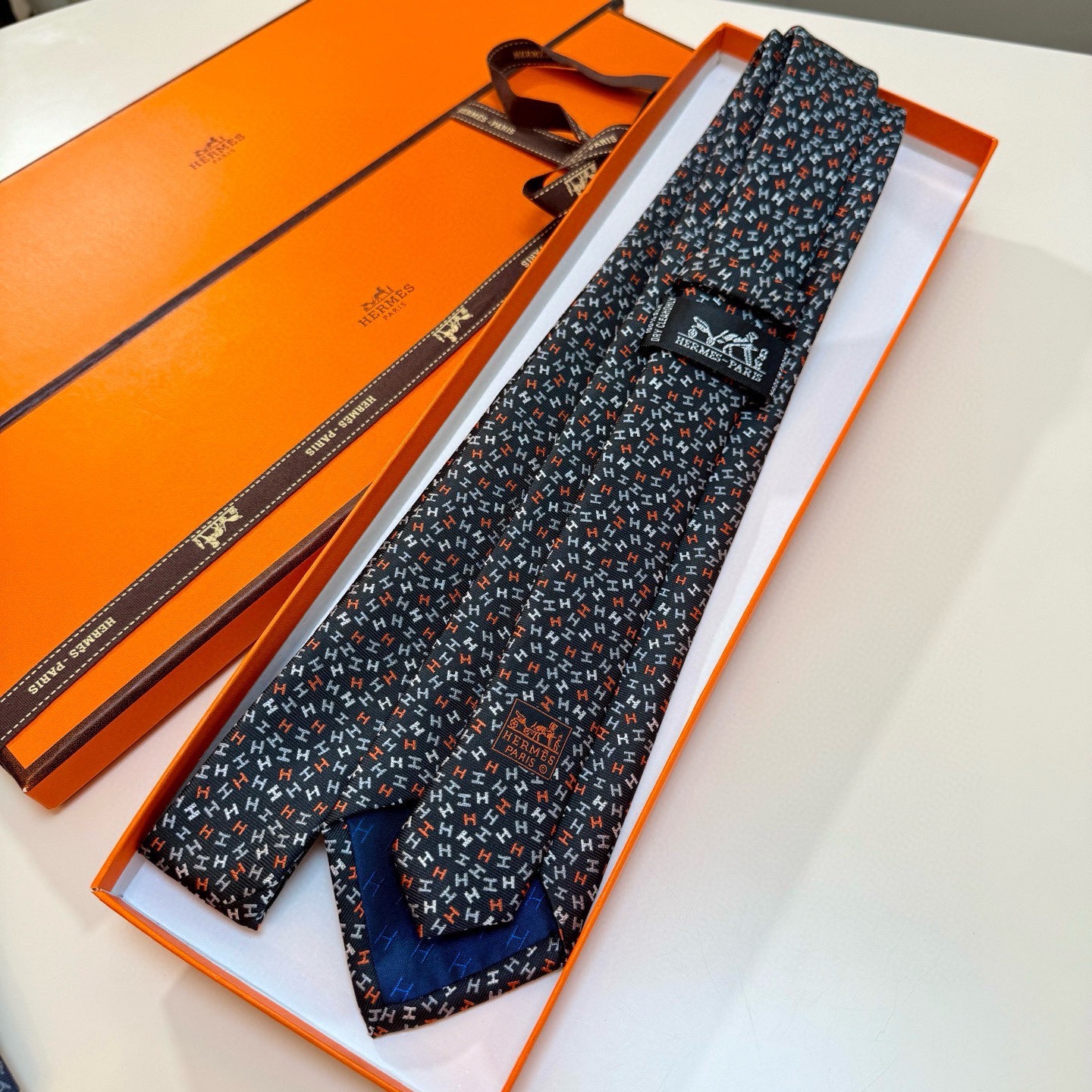 🌾男士新款领带系列【H彩色字母领带】👔👔，稀有H家每年都有一千条不同印花的领带面世，从最初的多以几何图案