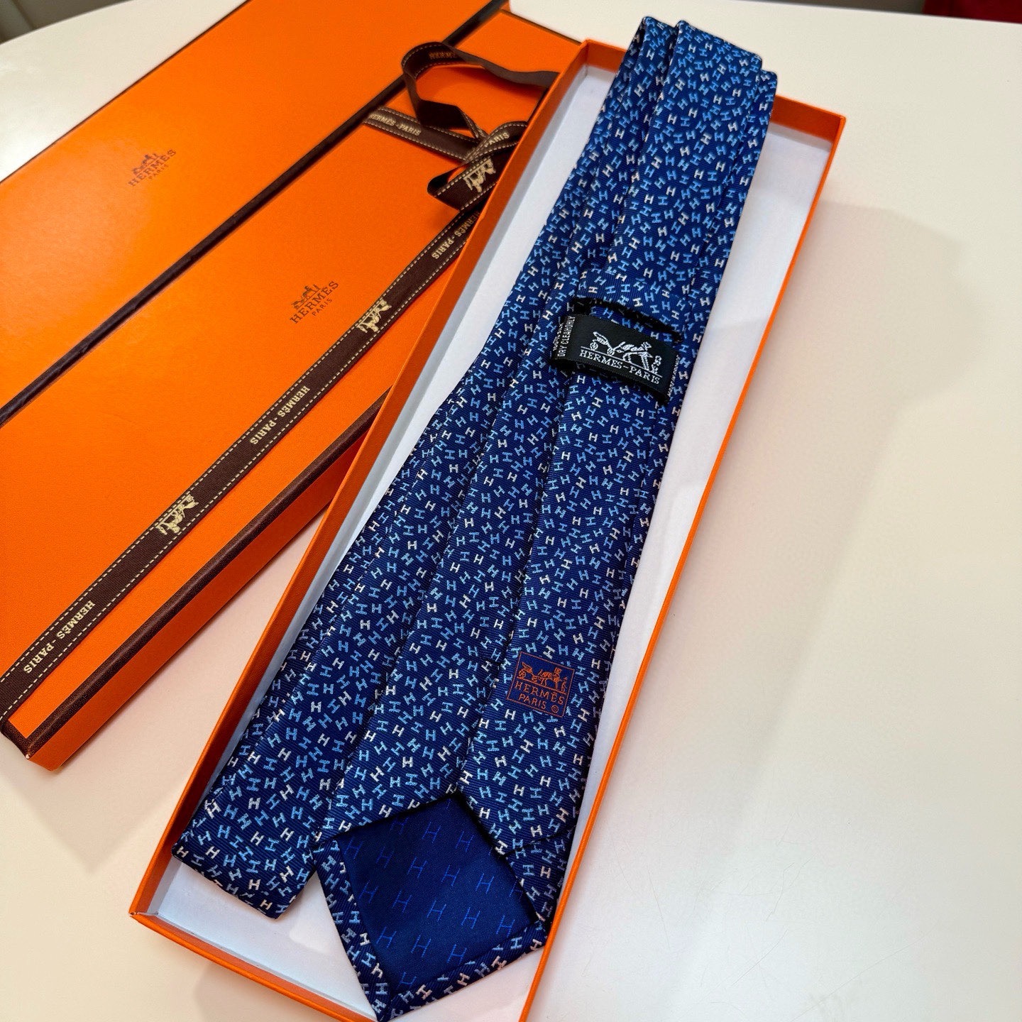 🌾男士新款领带系列【H彩色字母领带】👔👔，稀有H家每年都有一千条不同印花的领带面世，从最初的多以几何图案
