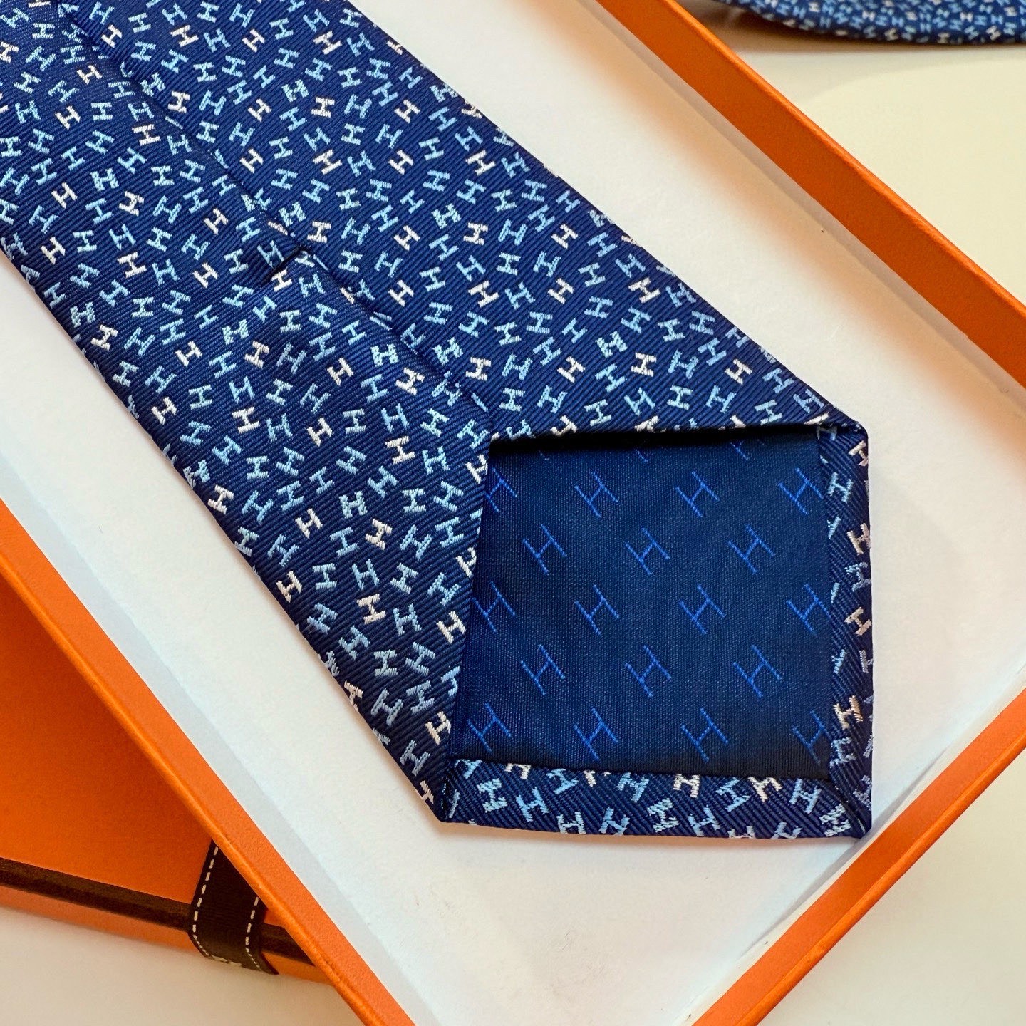 🌾男士新款领带系列【H彩色字母领带】👔👔，稀有H家每年都有一千条不同印花的领带面世，从最初的多以几何图案