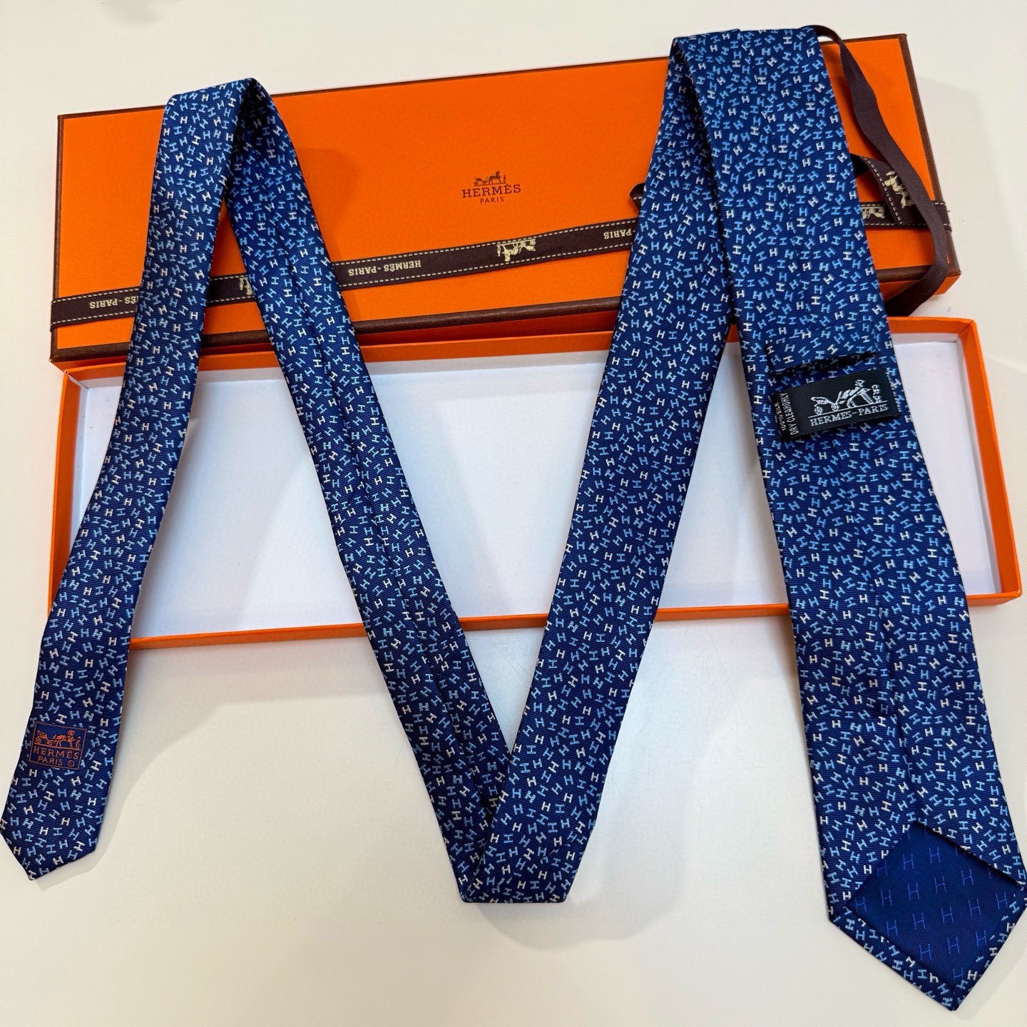 🌾男士新款领带系列【H彩色字母领带】👔👔，稀有H家每年都有一千条不同印花的领带面世，从最初的多以几何图案