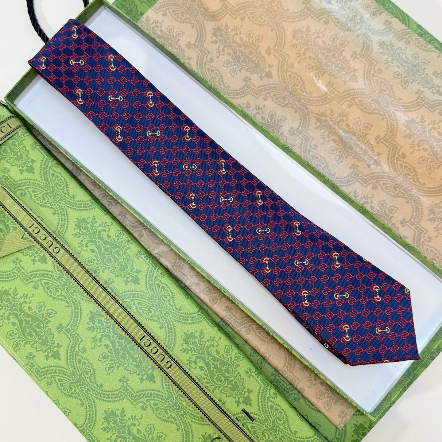 🌾古奇男士领带系列【GG马衔扣真丝领带】👔👔，稀有🐝🐝展现精湛手工与时尚优雅的理想选择，这款领带将标志性