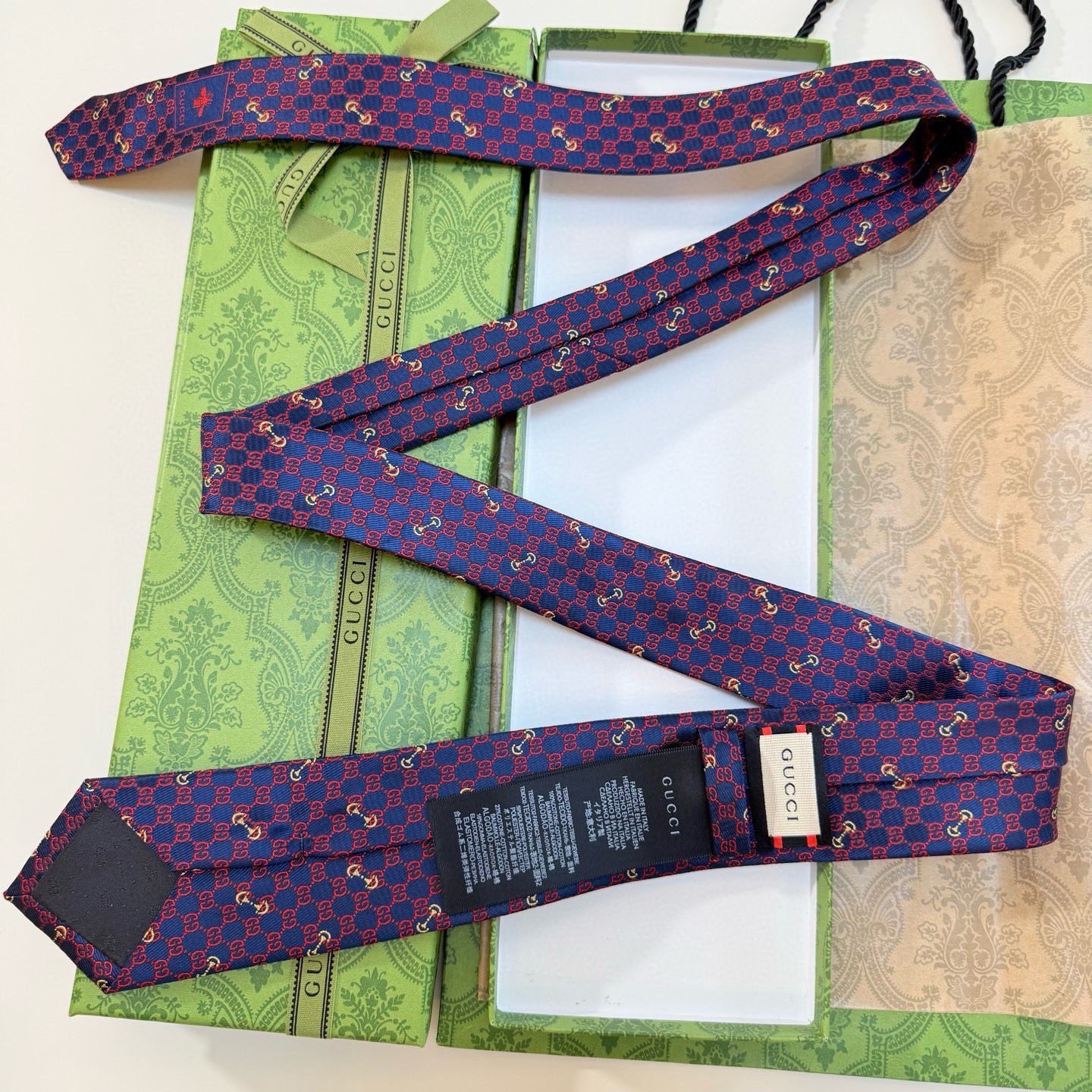 🌾古奇男士领带系列【GG马衔扣真丝领带】👔👔，稀有🐝🐝展现精湛手工与时尚优雅的理想选择，这款领带将标志性