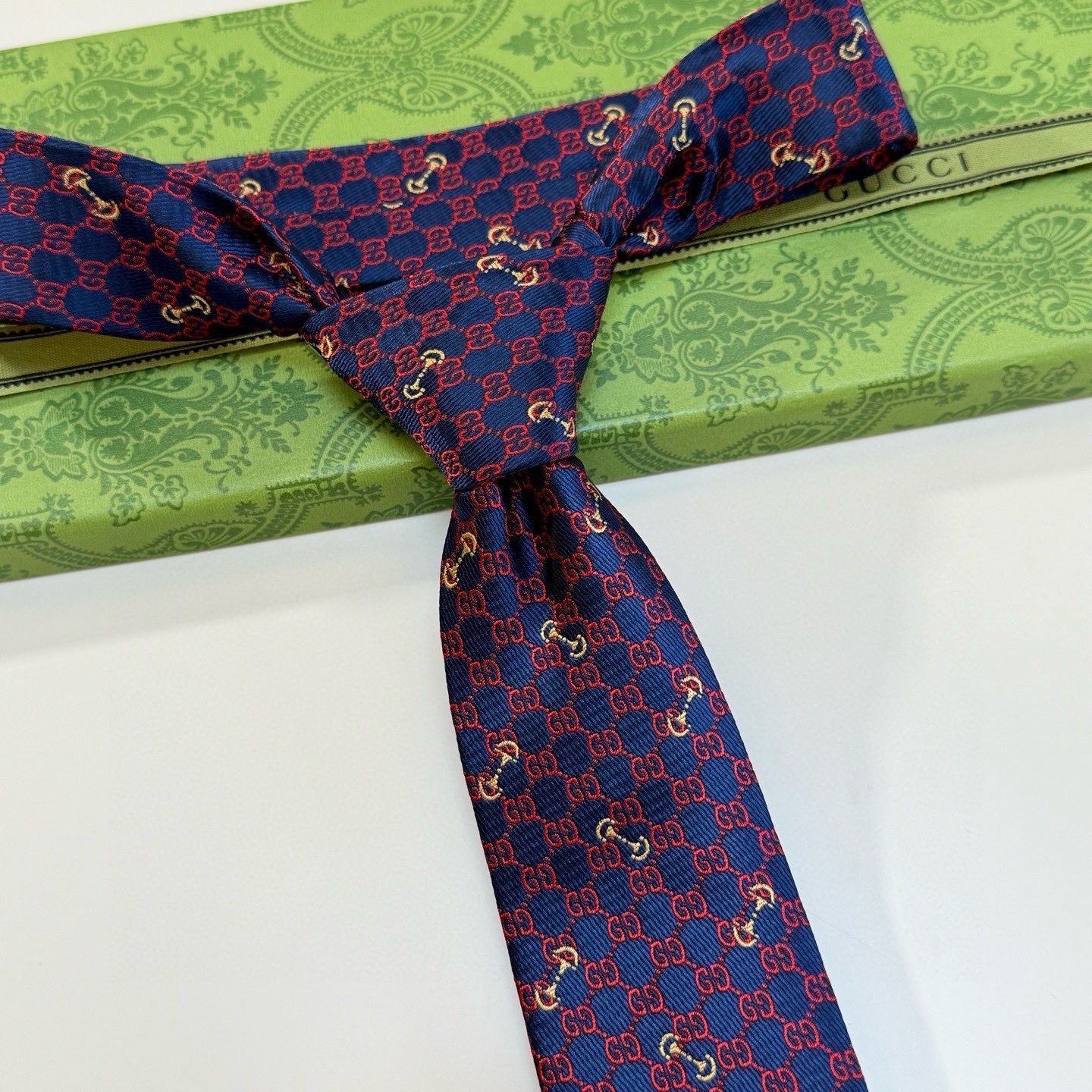 🌾古奇男士领带系列【GG马衔扣真丝领带】👔👔，稀有🐝🐝展现精湛手工与时尚优雅的理想选择，这款领带将标志性