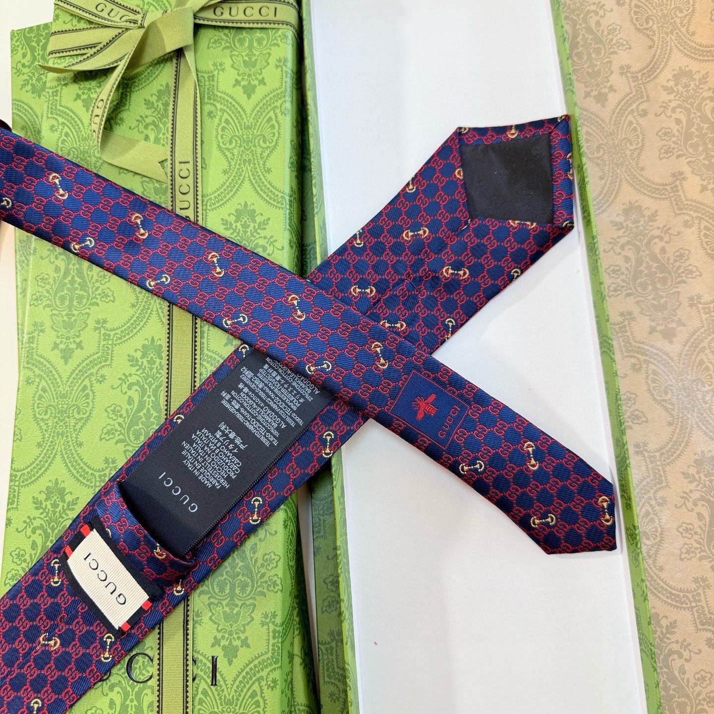 🌾古奇男士领带系列【GG马衔扣真丝领带】👔👔，稀有🐝🐝展现精湛手工与时尚优雅的理想选择，这款领带将标志性