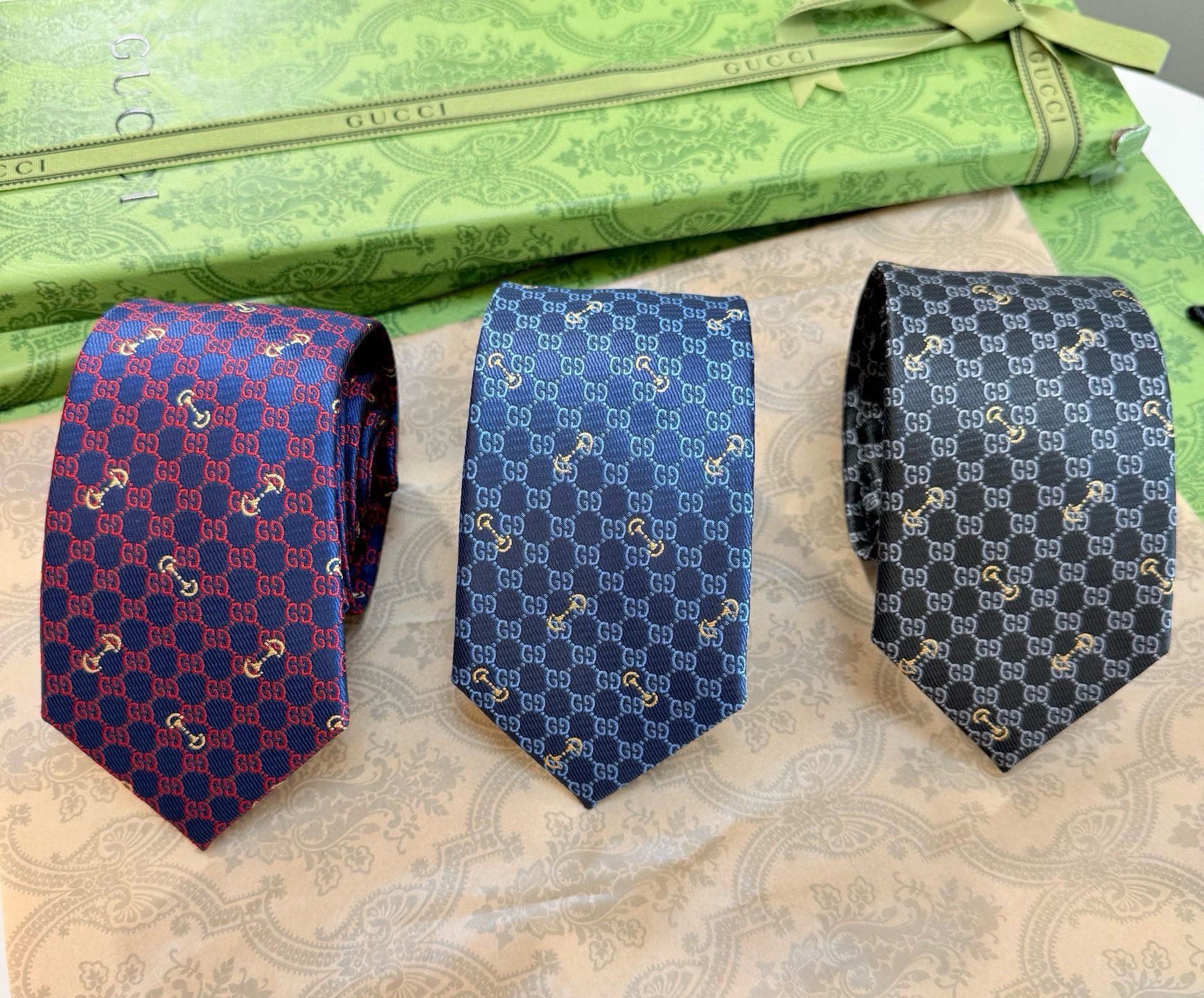 🌾古奇男士领带系列【GG马衔扣真丝领带】👔👔，稀有🐝🐝展现精湛手工与时尚优雅的理想选择，这款领带将标志性