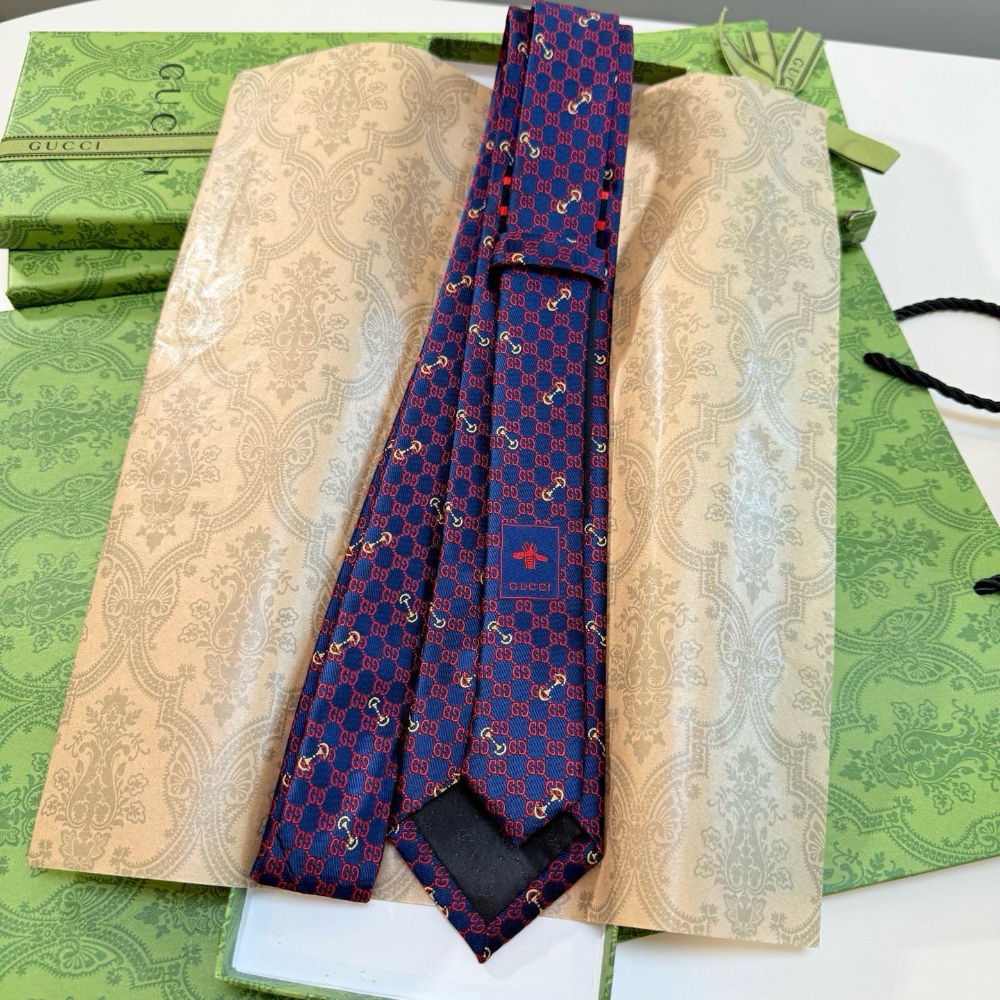 🌾古奇男士领带系列【GG马衔扣真丝领带】👔👔，稀有🐝🐝展现精湛手工与时尚优雅的理想选择，这款领带将标志性