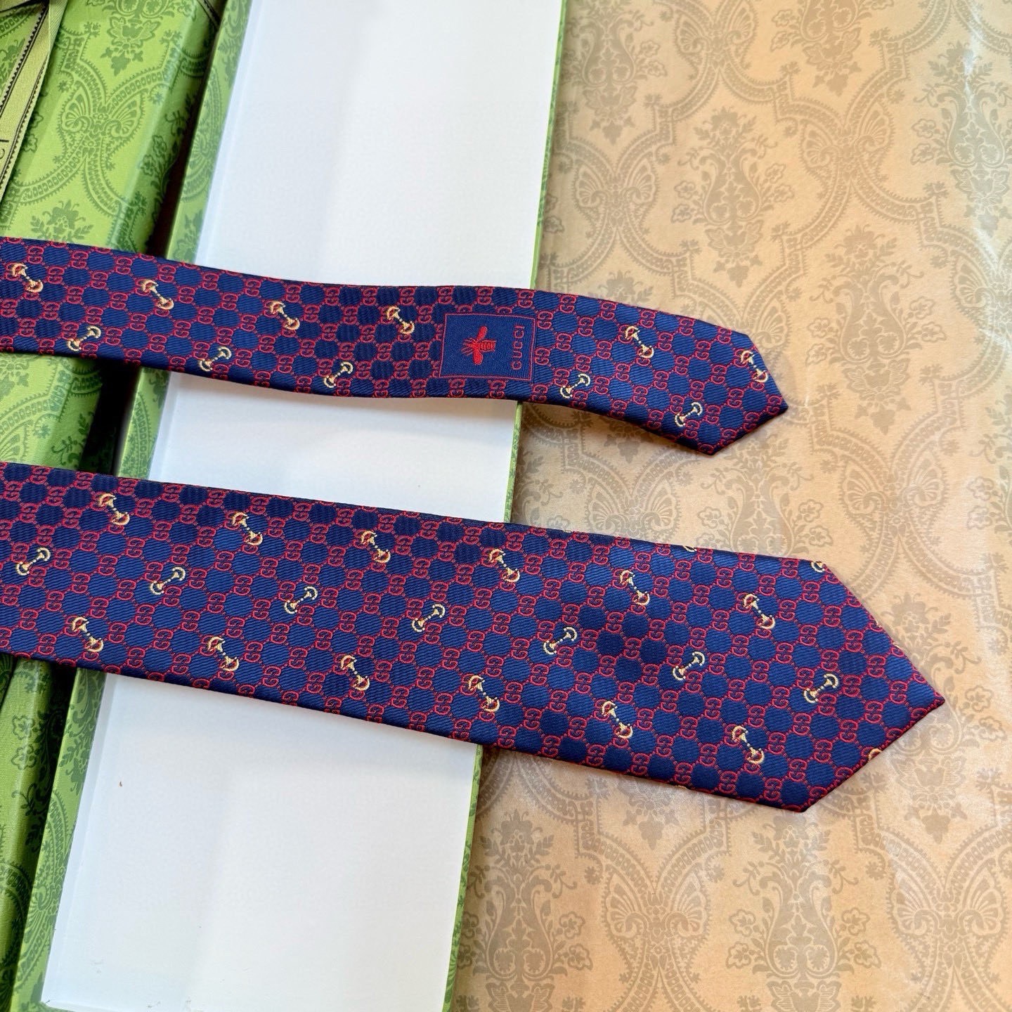 🌾古奇男士领带系列【GG马衔扣真丝领带】👔👔，稀有🐝🐝展现精湛手工与时尚优雅的理想选择，这款领带将标志性