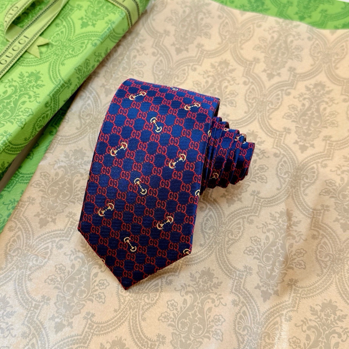 🌾古奇男士领带系列【GG马衔扣真丝领带】👔👔，稀有🐝🐝展现精湛手工与时尚优雅的理想选择，这款领带将标志性