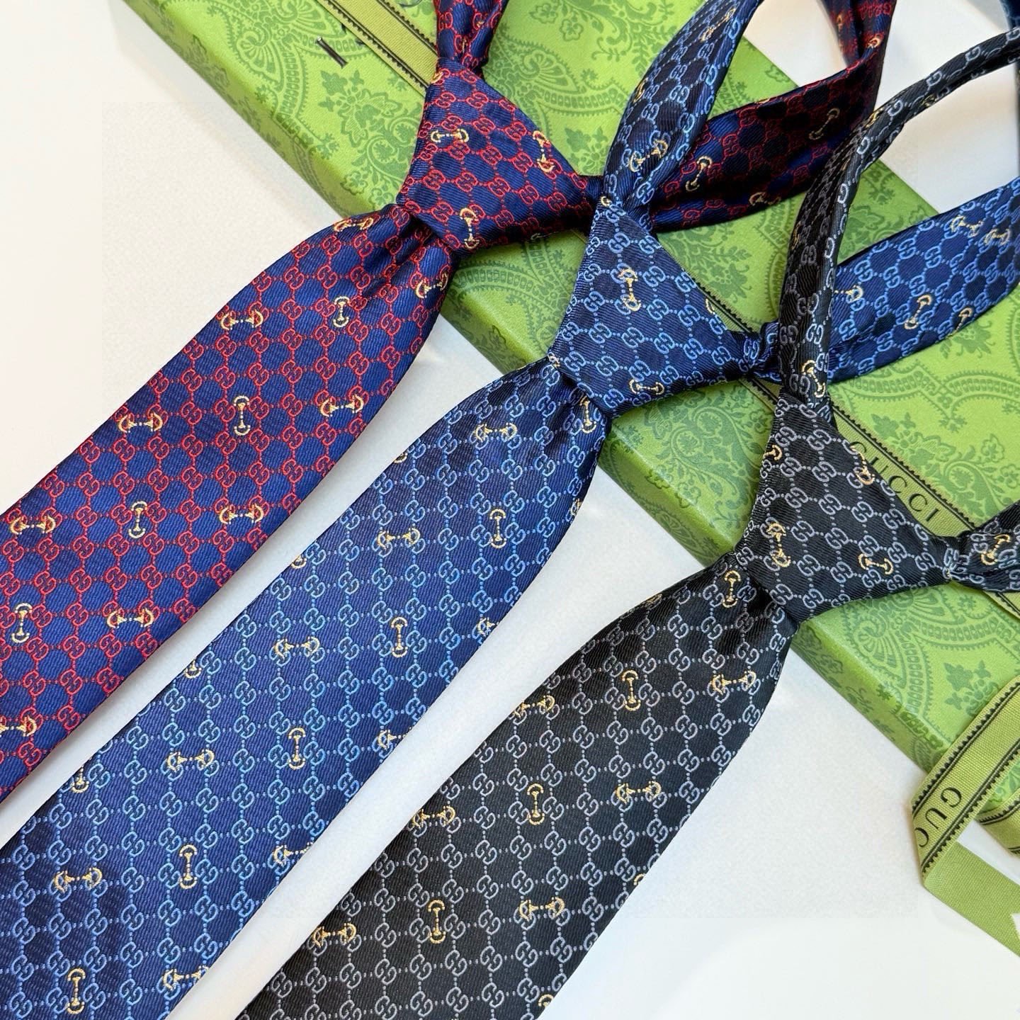 🌾古奇男士领带系列【GG马衔扣真丝领带】👔👔，稀有🐝🐝展现精湛手工与时尚优雅的理想选择，这款领带将标志性