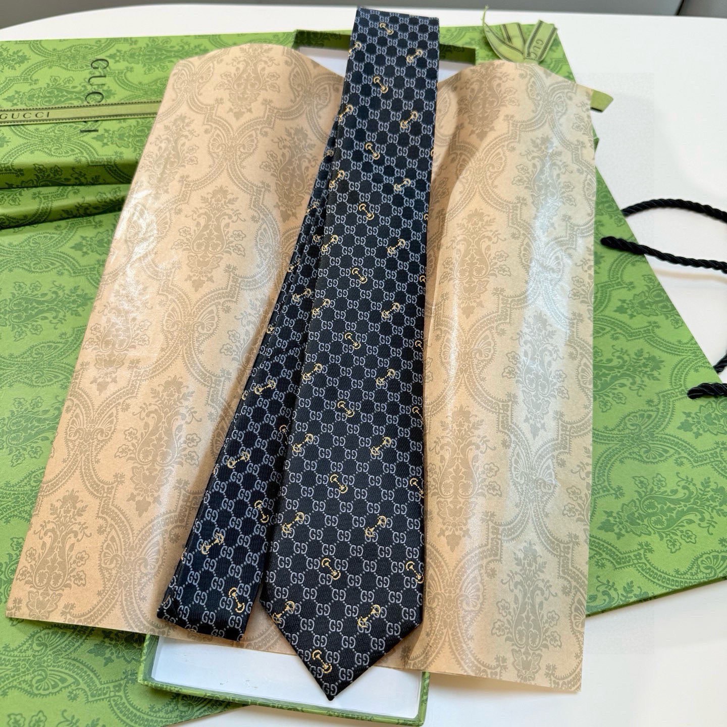 🌾古奇男士领带系列【GG马衔扣真丝领带】👔👔，稀有🐝🐝展现精湛手工与时尚优雅的理想选择，这款领带将标志性