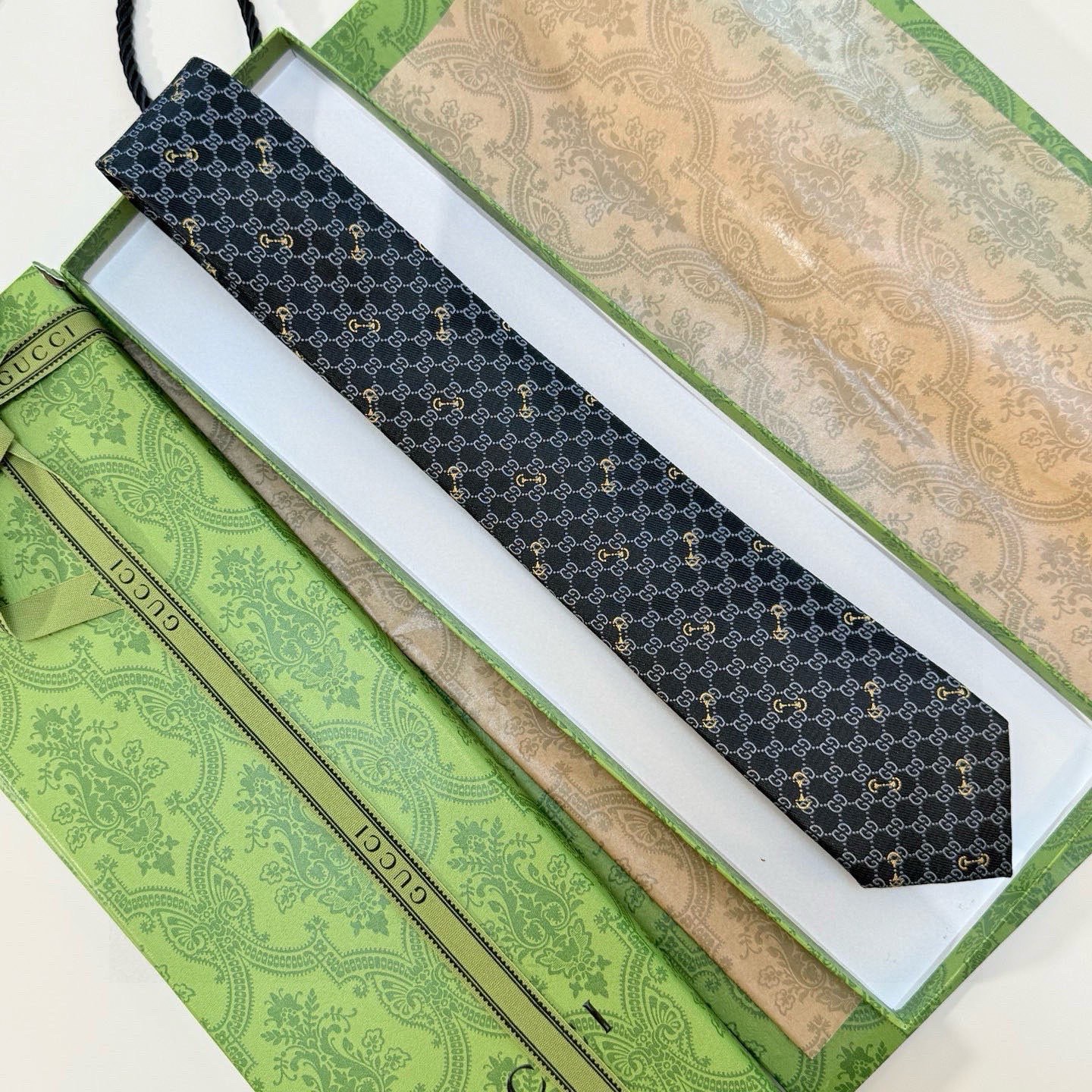 🌾古奇男士领带系列【GG马衔扣真丝领带】👔👔，稀有🐝🐝展现精湛手工与时尚优雅的理想选择，这款领带将标志性