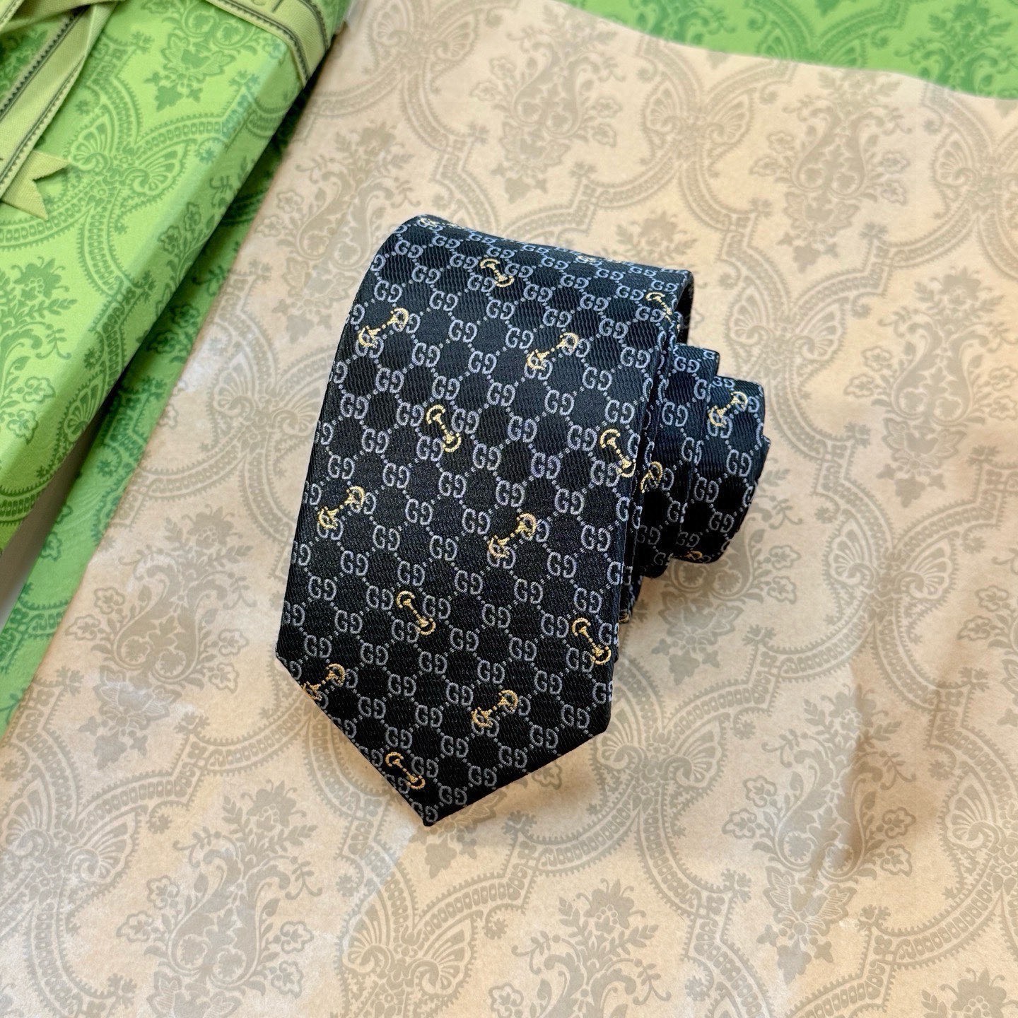 🌾古奇男士领带系列【GG马衔扣真丝领带】👔👔，稀有🐝🐝展现精湛手工与时尚优雅的理想选择，这款领带将标志性