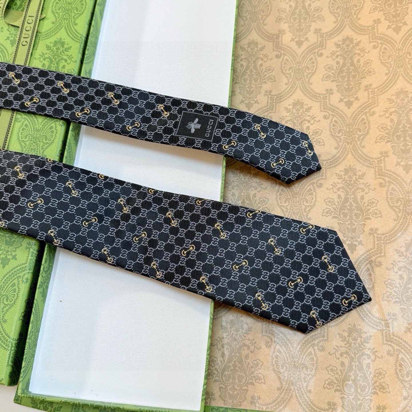 🌾古奇男士领带系列【GG马衔扣真丝领带】👔👔，稀有🐝🐝展现精湛手工与时尚优雅的理想选择，这款领带将标志性